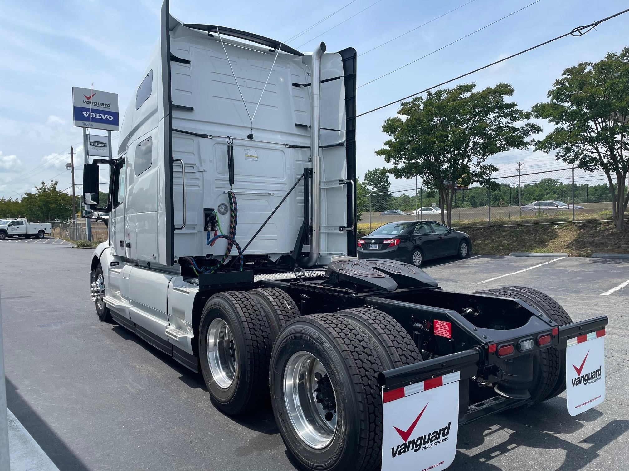 2025 VOLVO VNL64T760 - image 3 of 6