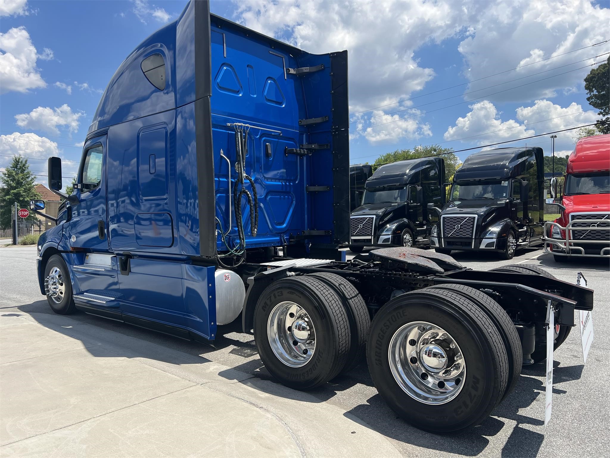 2020 FREIGHTLINER CASCADIA 126 - image 4 of 6