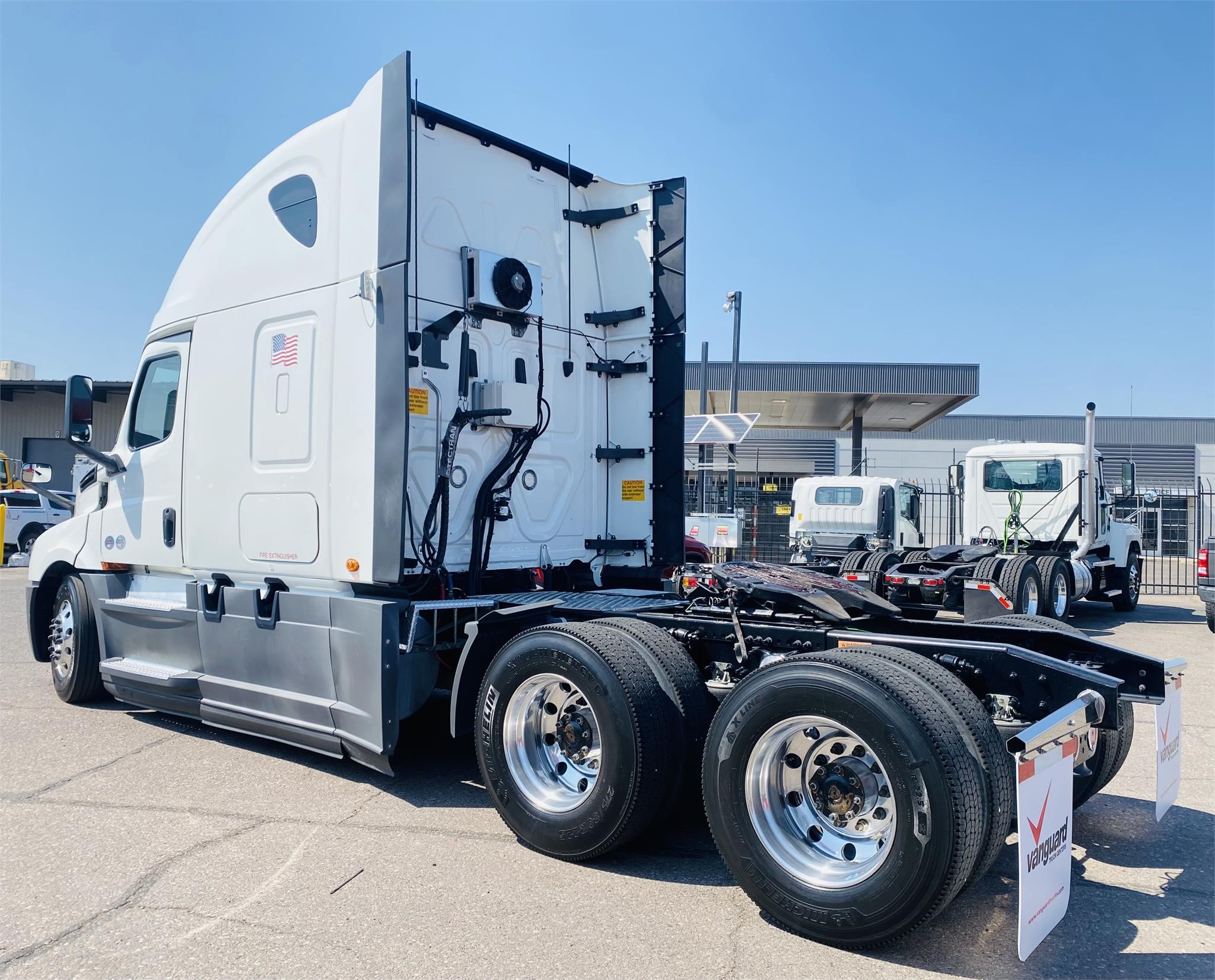 2020 FREIGHTLINER CASCADIA 126 - image 2 of 6