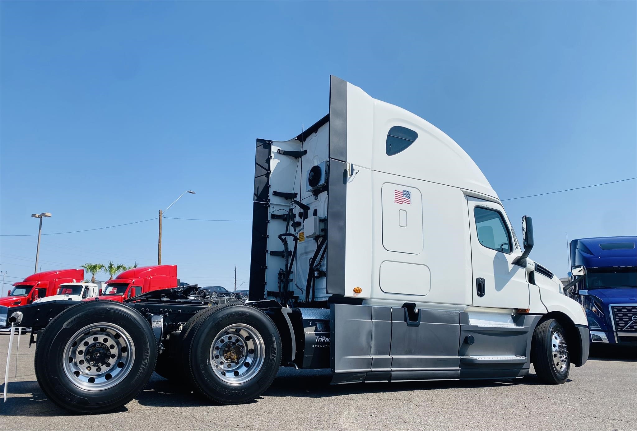 2020 FREIGHTLINER CASCADIA 126 - image 4 of 6