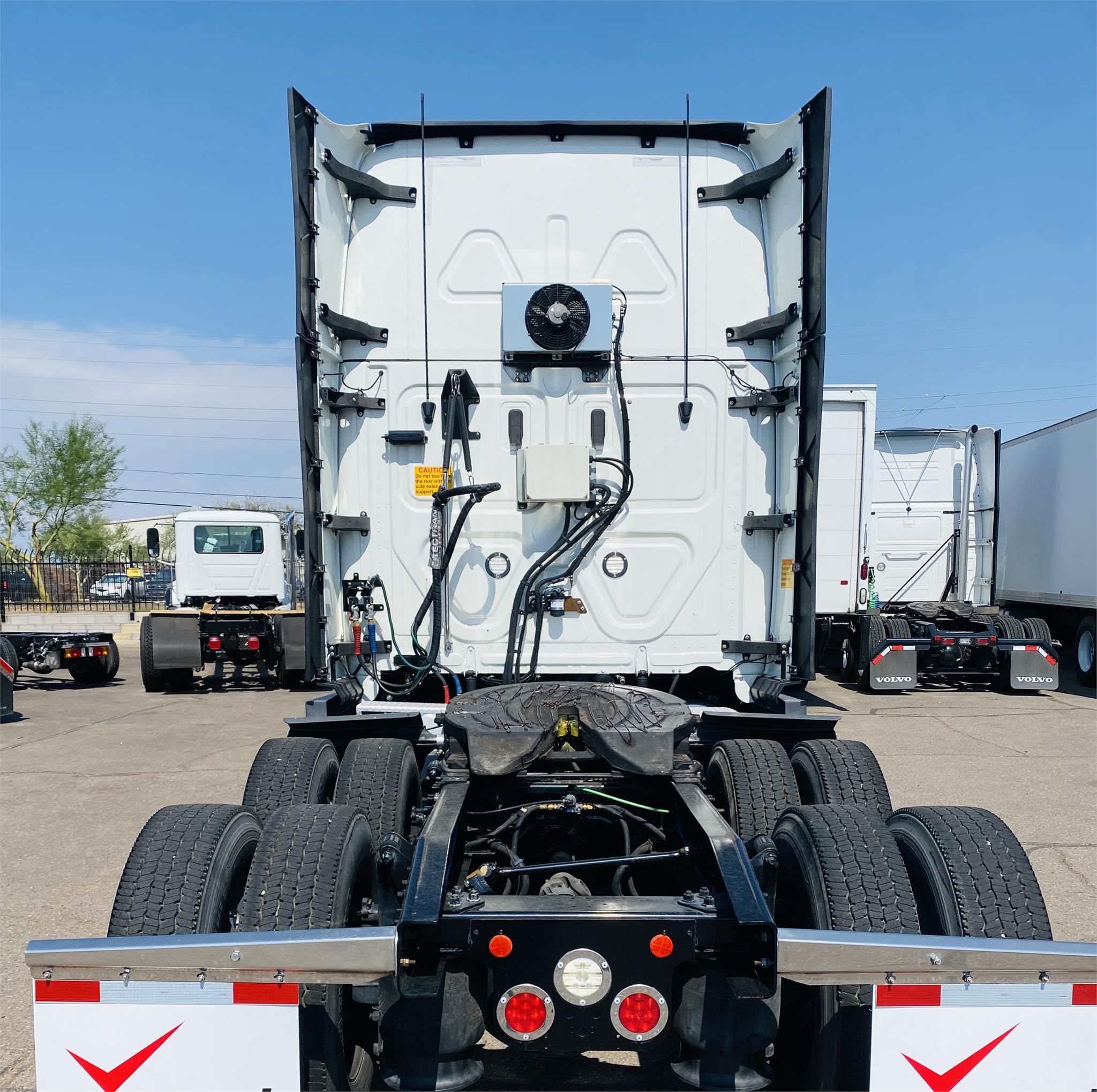 2020 FREIGHTLINER CASCADIA 126 - image 5 of 6