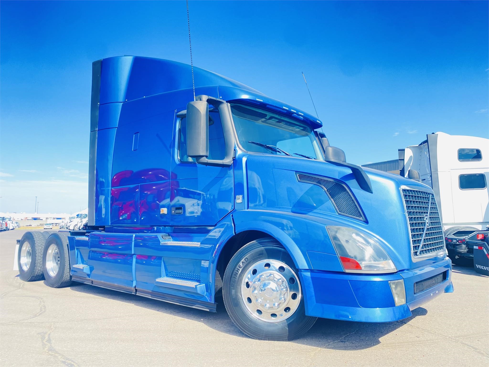 2015 VOLVO VNL64T630 - image 3 of 6