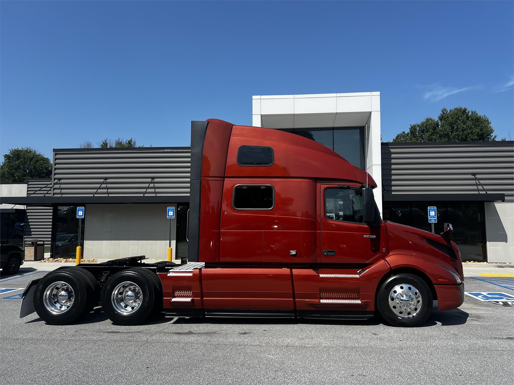 2022 VOLVO VNL64T860 - image 2 of 6