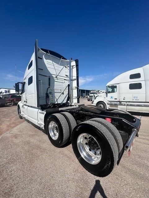 2025 VOLVO VNL64T760 - image 4 of 6