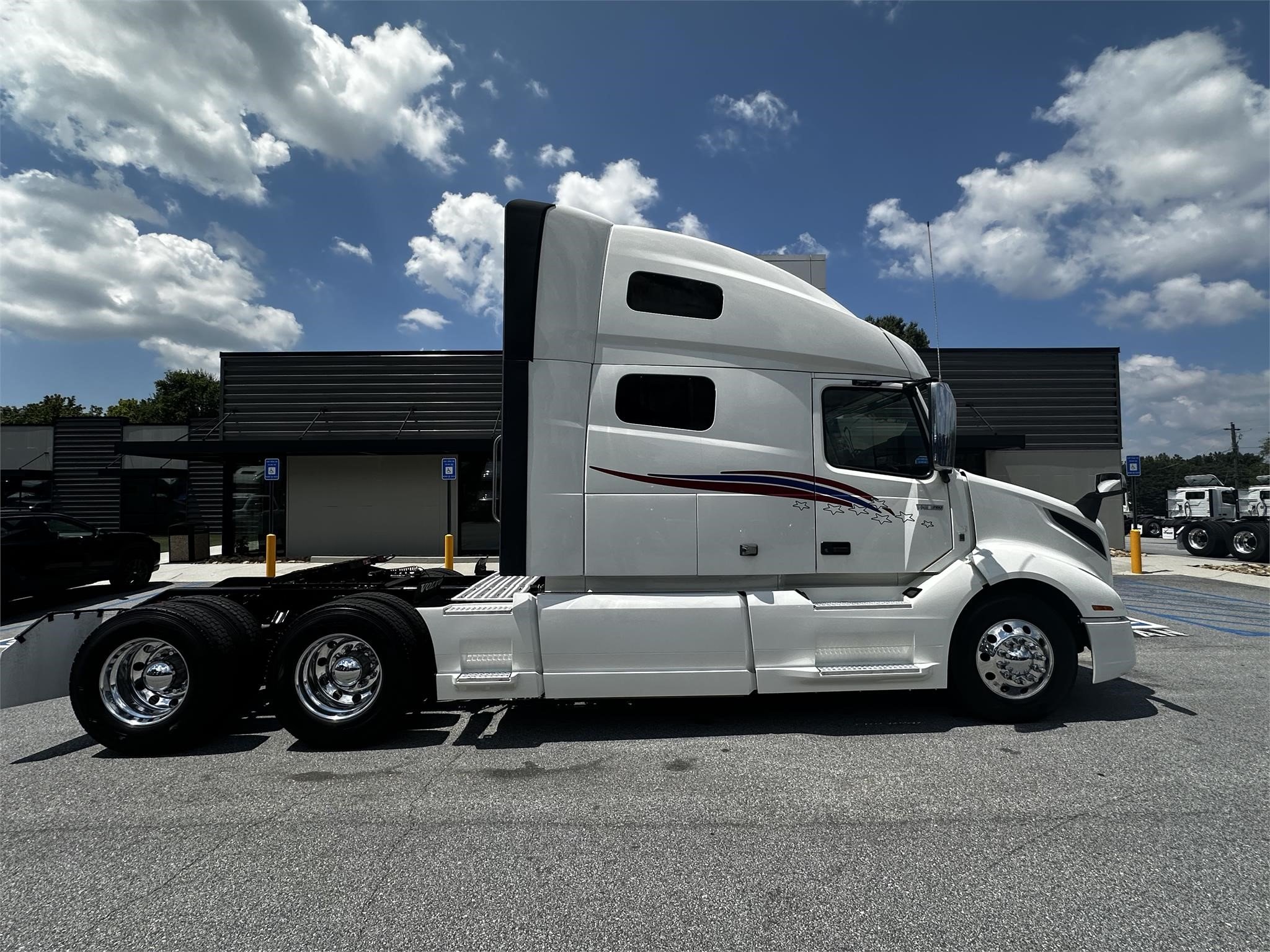 2022 VOLVO VNL64T760 - image 2 of 6