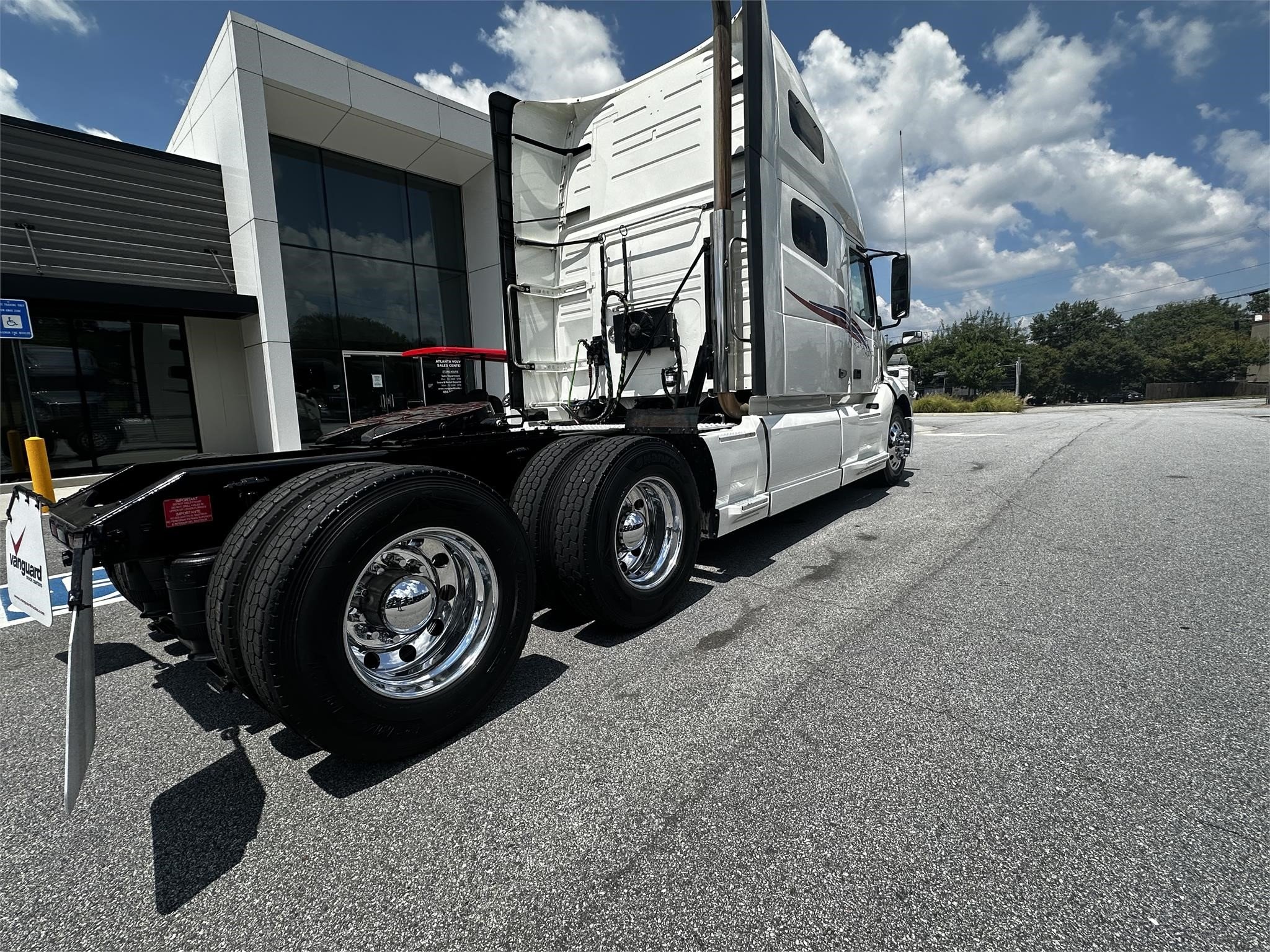 2022 VOLVO VNL64T760 - image 3 of 6