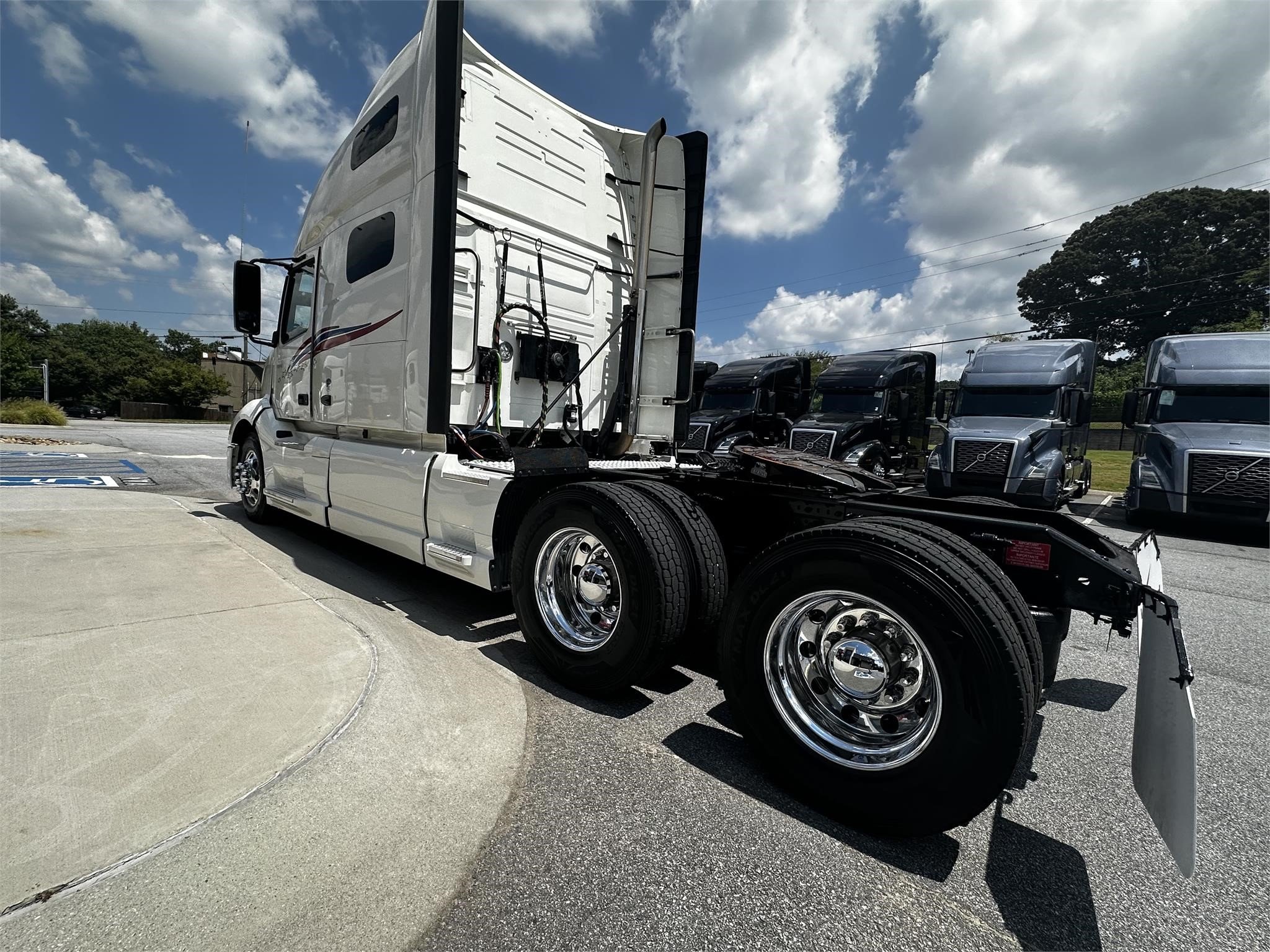 2022 VOLVO VNL64T760 - image 5 of 6