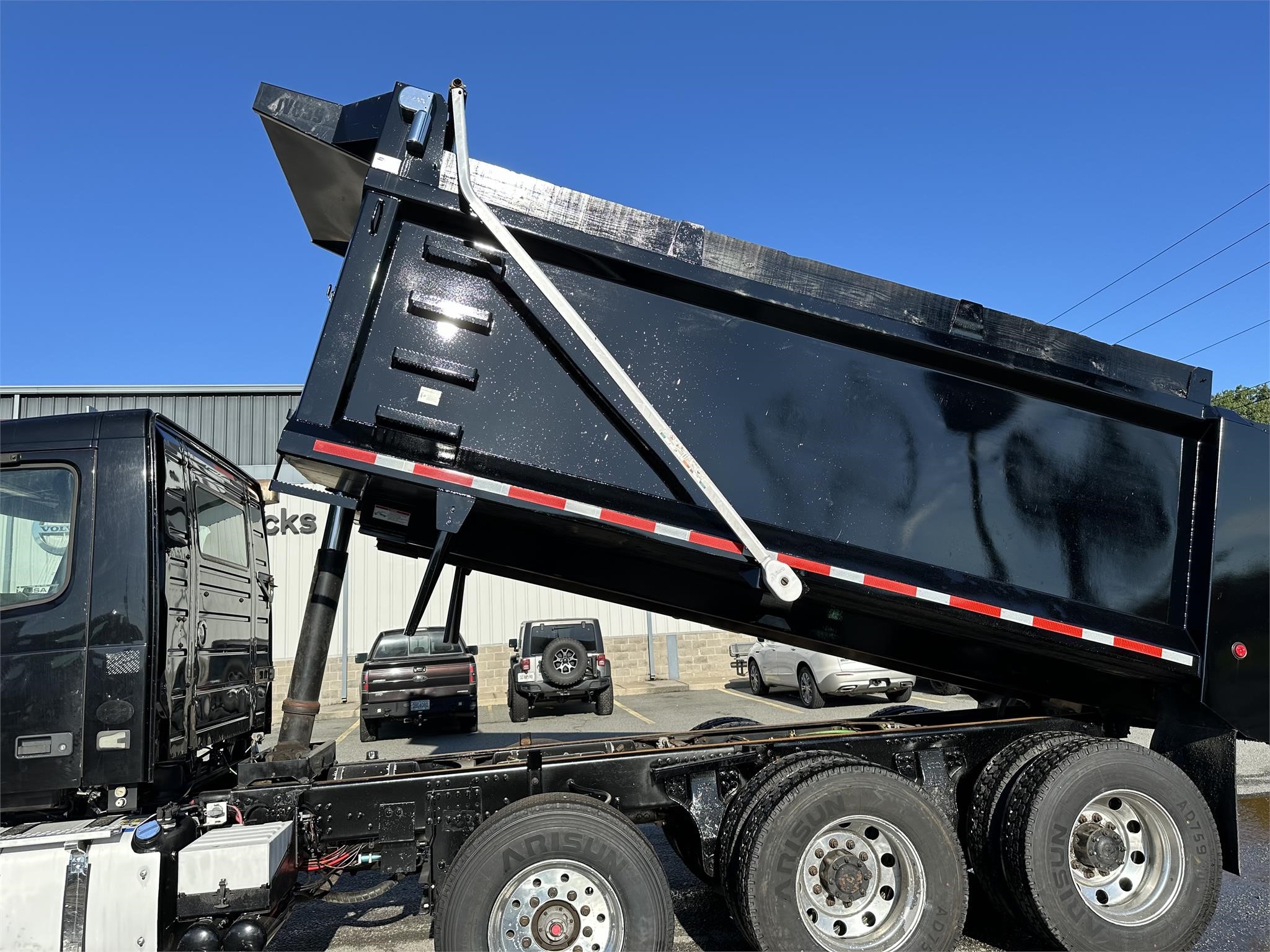 2019 VOLVO VHD84F300 - image 3 of 6