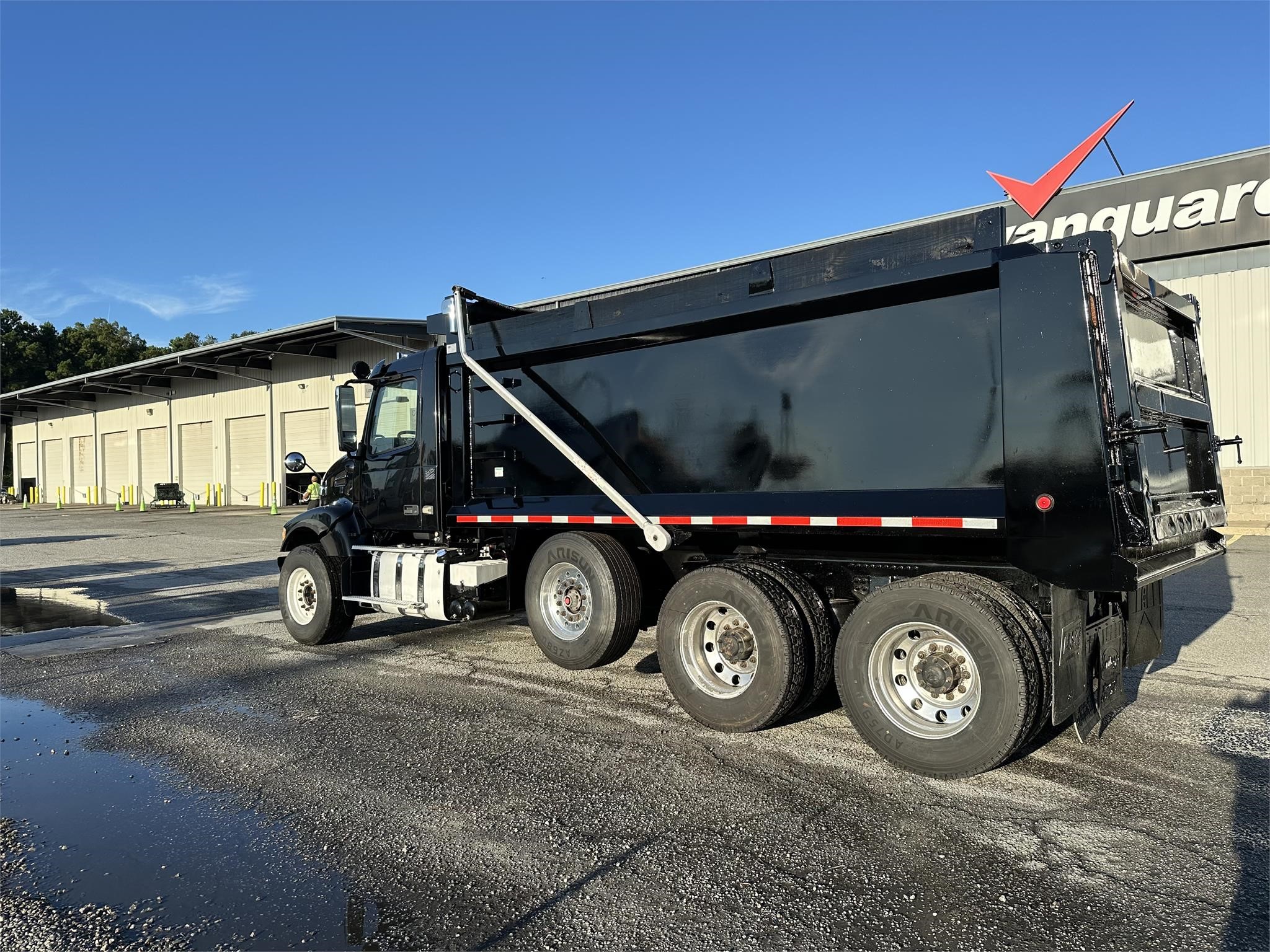 2019 VOLVO VHD84F300 - image 4 of 6