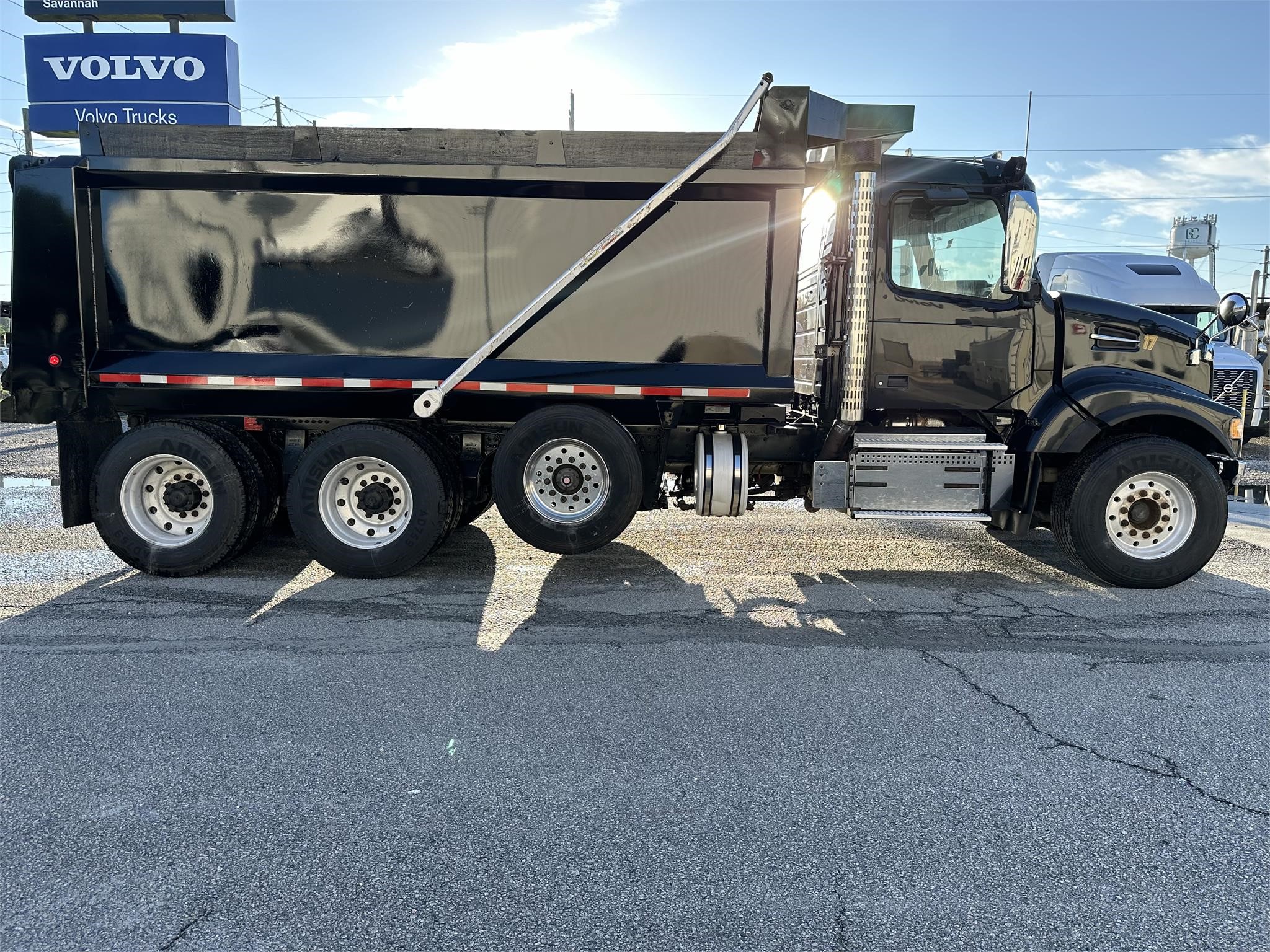 2019 VOLVO VHD84F300 - image 5 of 6