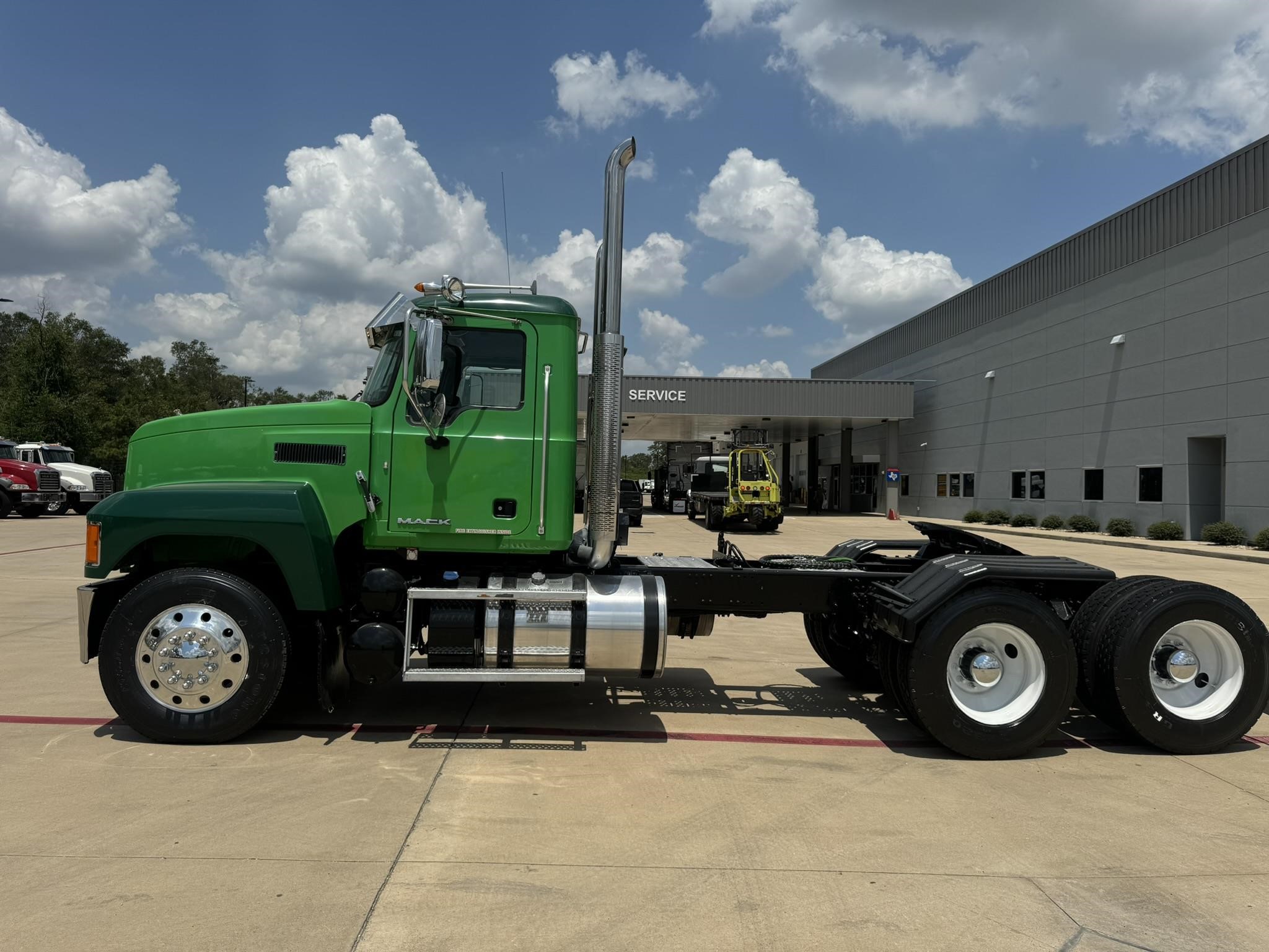 2018 MACK PINNACLE CHU613 - image 2 of 6