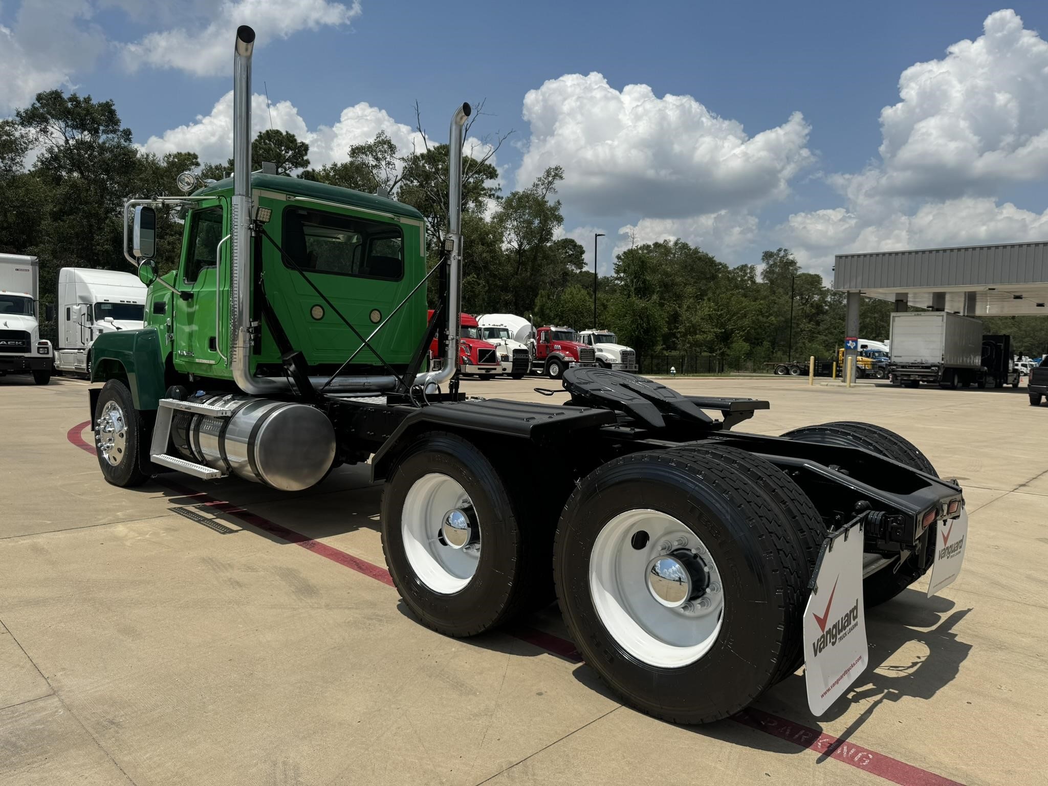 2018 MACK PINNACLE CHU613 - image 3 of 6