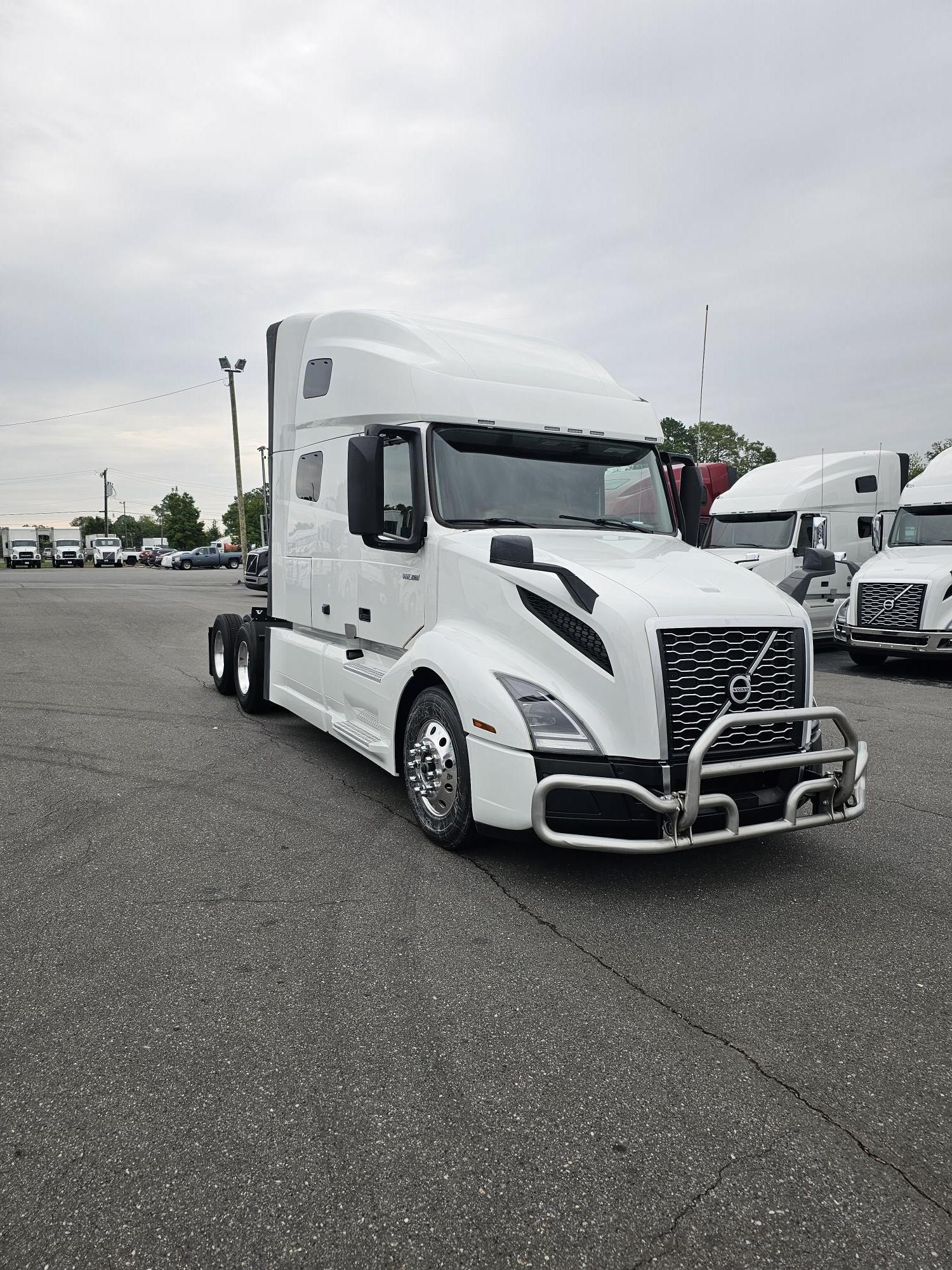 2023 VOLVO VNL64T760 - image 2 of 6