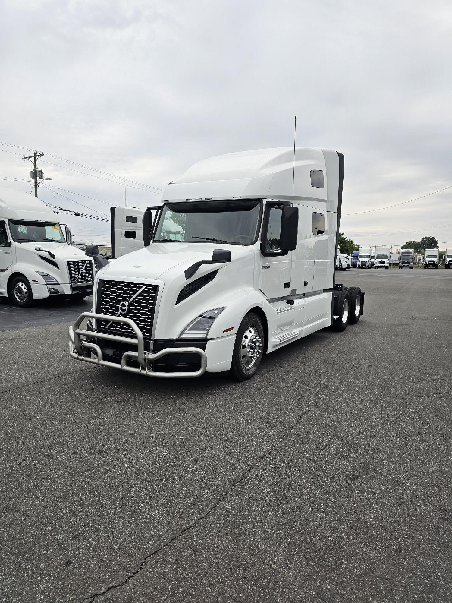 2023 VOLVO VNL64T760 - image 1 of 6