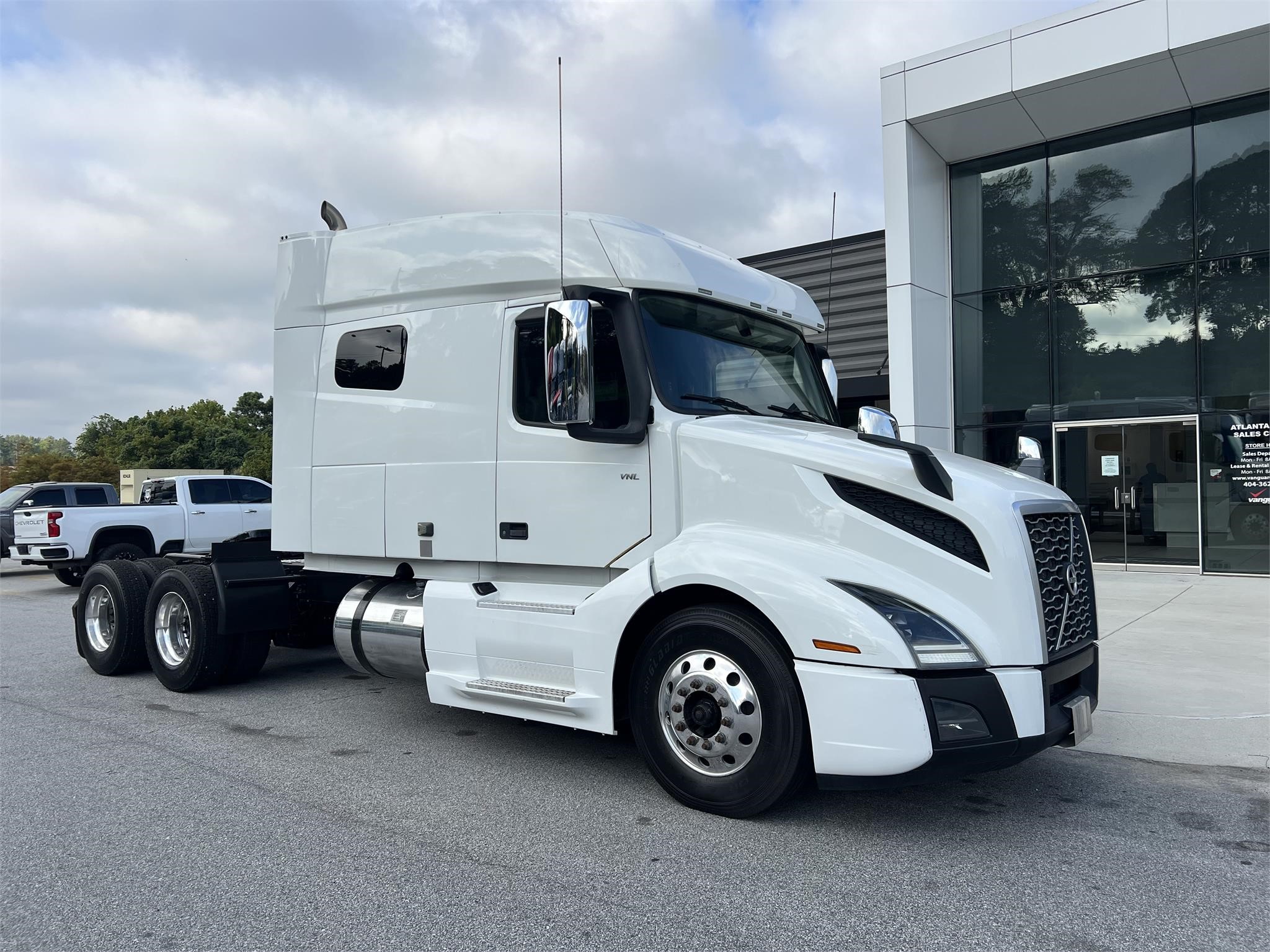 2019 VOLVO VNL64T740 - image 1 of 5