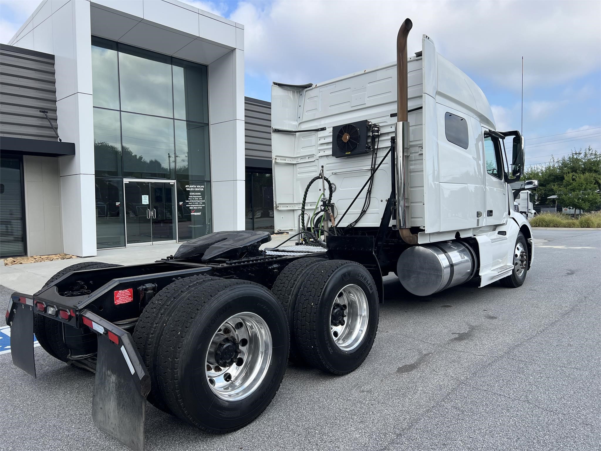 2019 VOLVO VNL64T740 - image 2 of 5