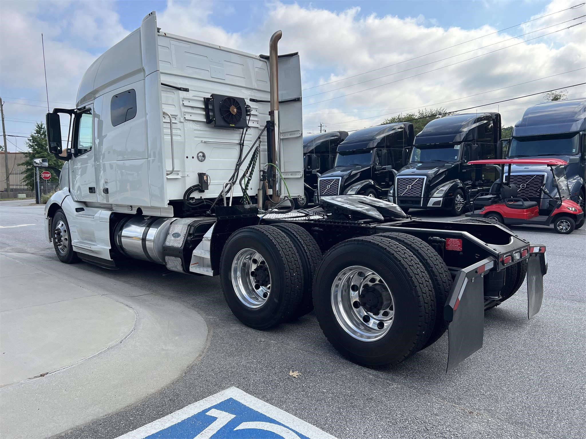 2019 VOLVO VNL64T740 - image 3 of 5