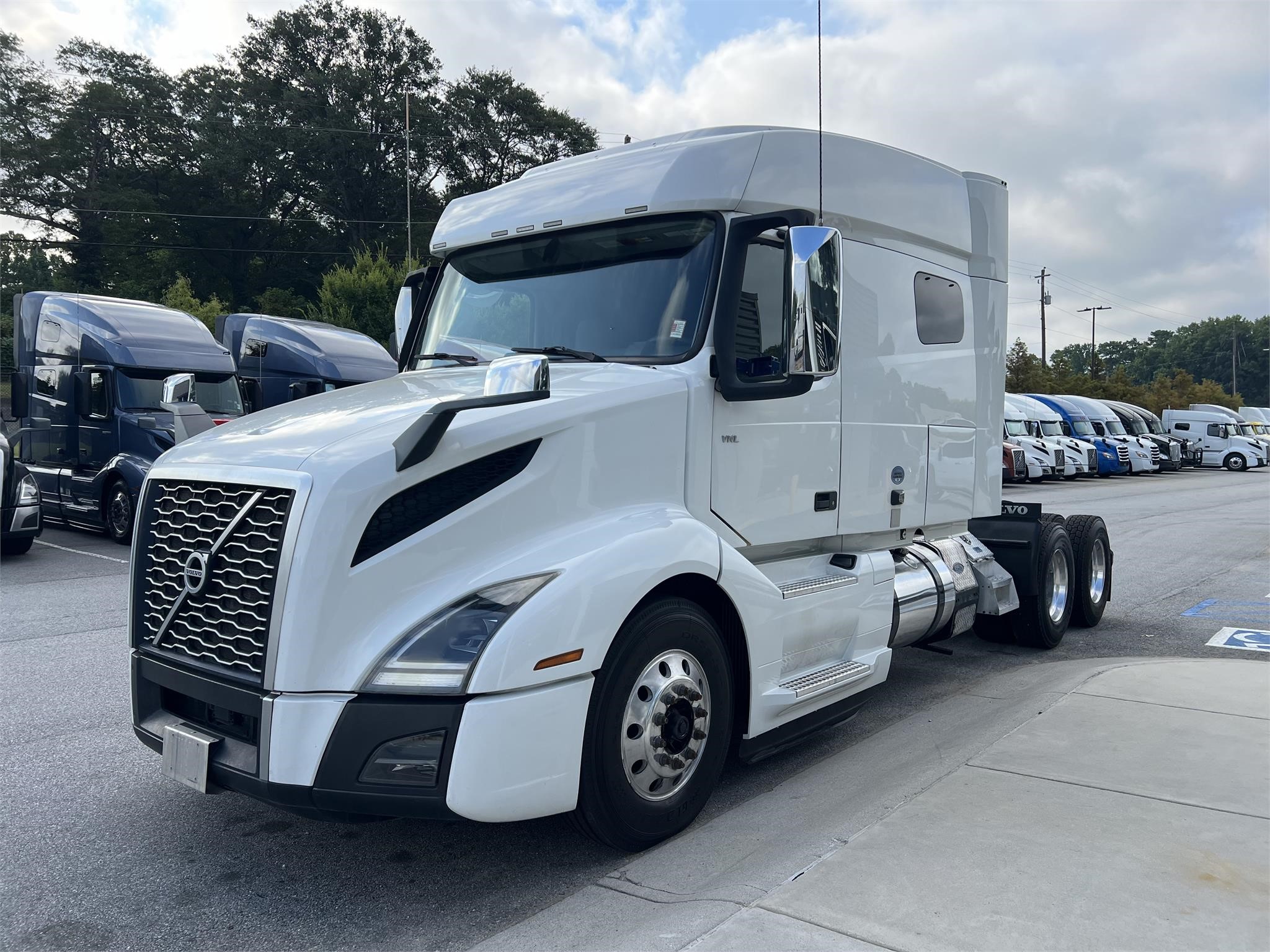 2019 VOLVO VNL64T740 - image 4 of 5