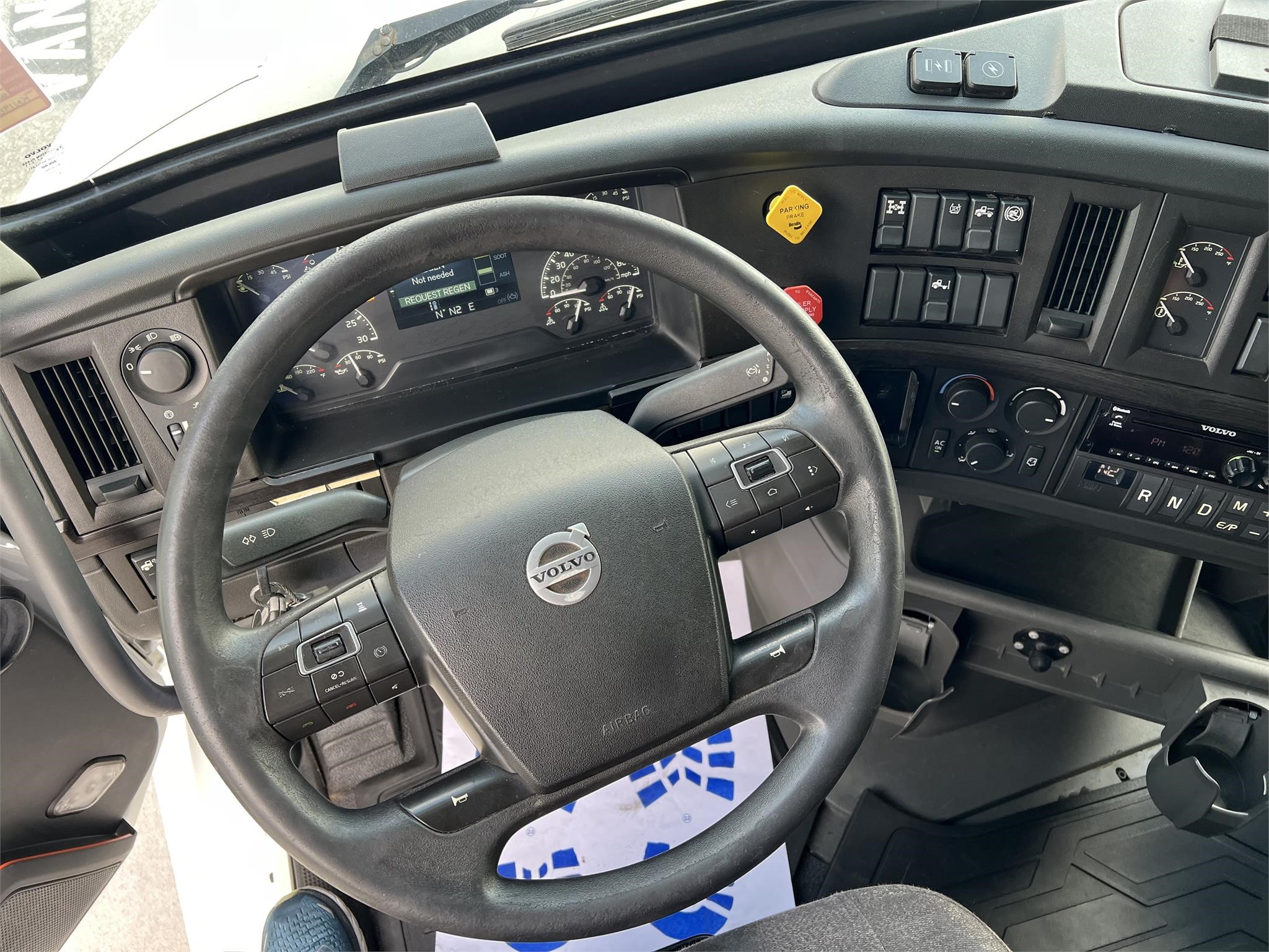 2019 VOLVO VNL64T740 - image 5 of 5