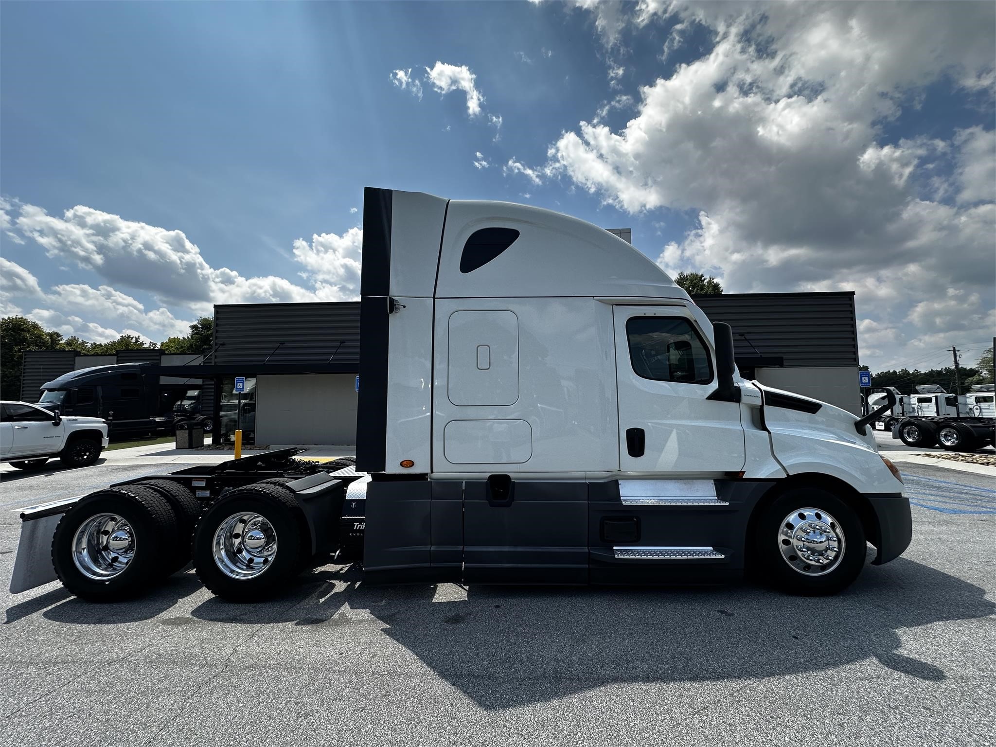 2020 FREIGHTLINER CASCADIA 126 - image 2 of 6