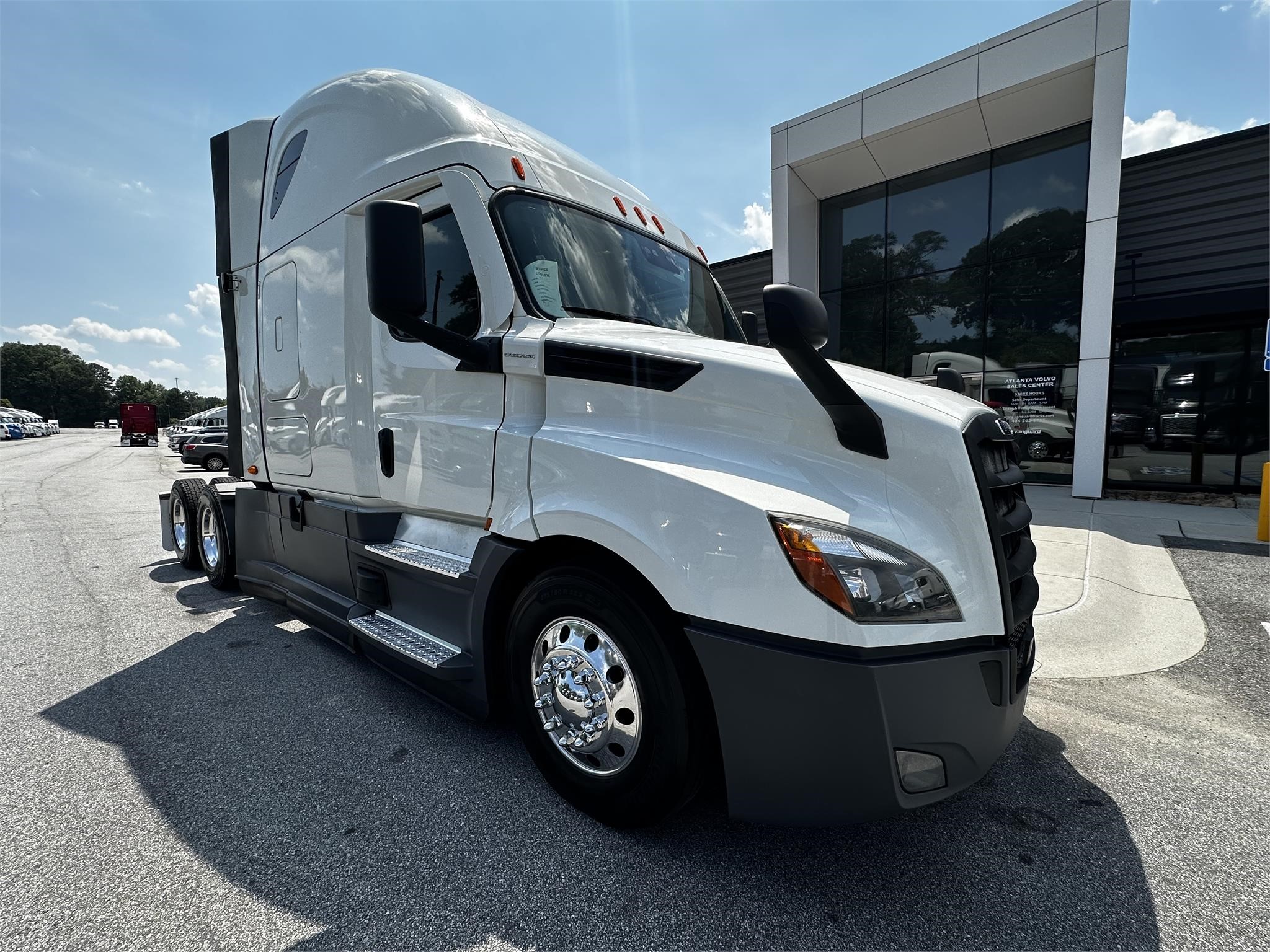 2020 FREIGHTLINER CASCADIA 126 - image 1 of 6