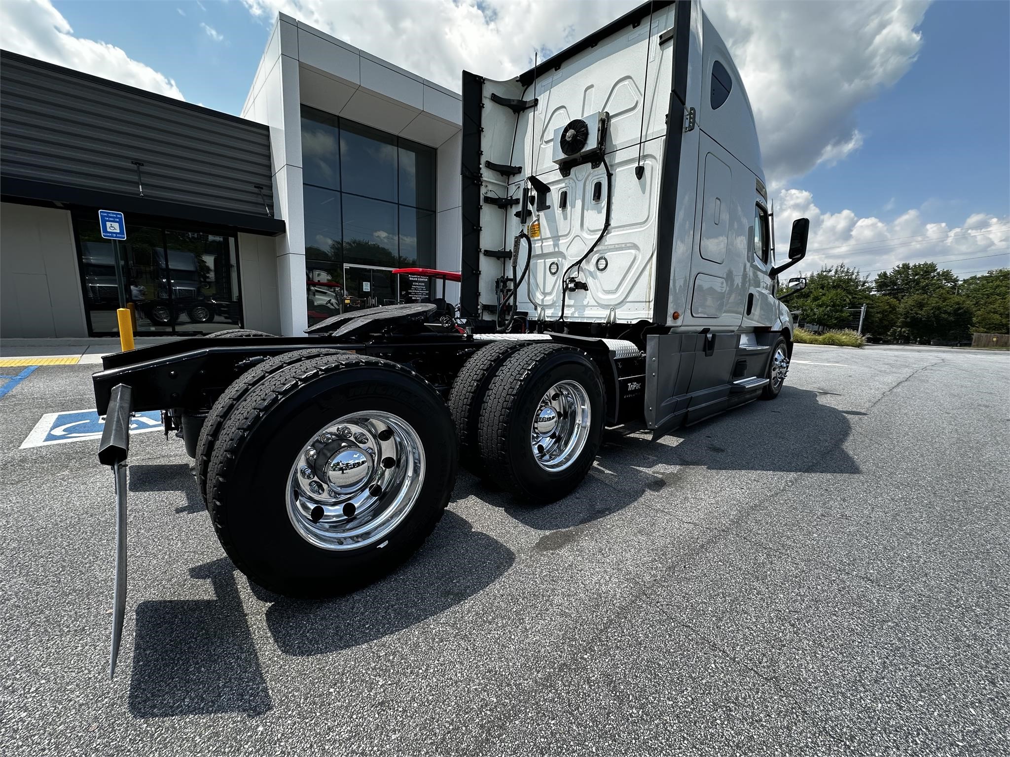 2020 FREIGHTLINER CASCADIA 126 - image 3 of 6