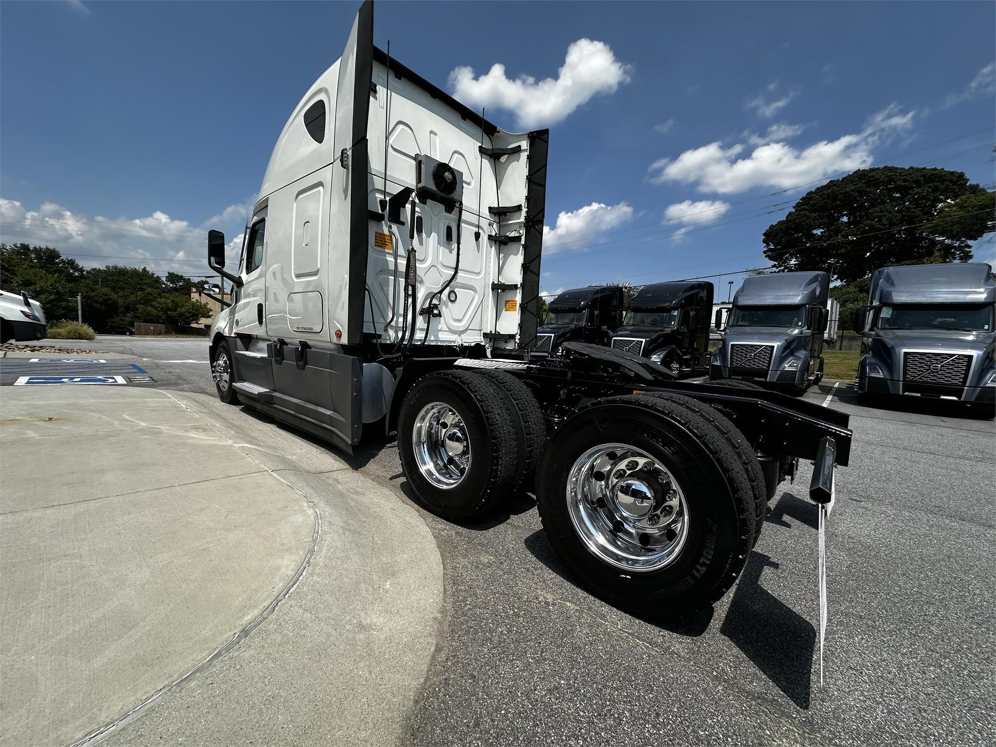 2020 FREIGHTLINER CASCADIA 126 - image 5 of 6