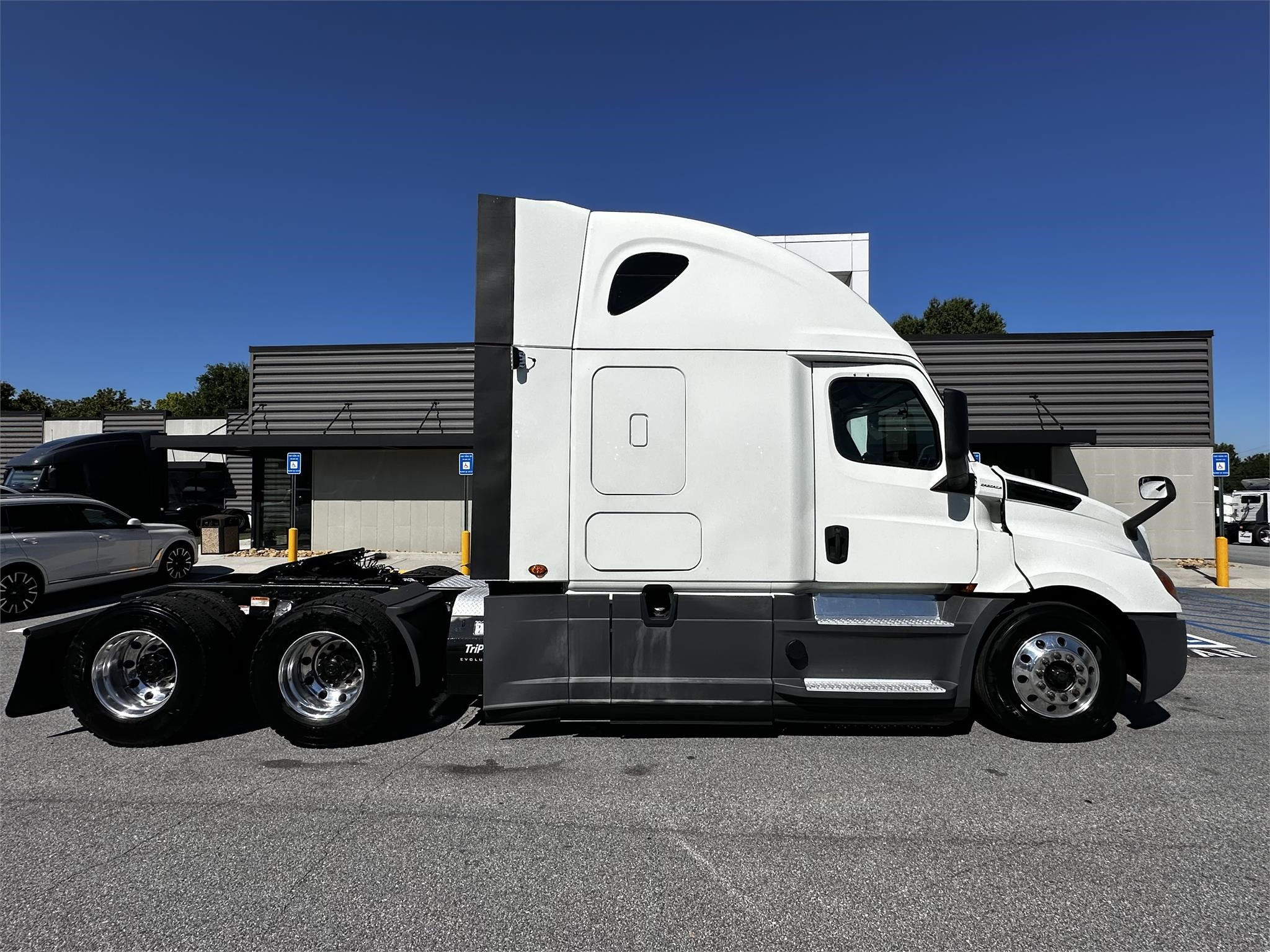 2020 FREIGHTLINER CASCADIA 126 - image 2 of 6