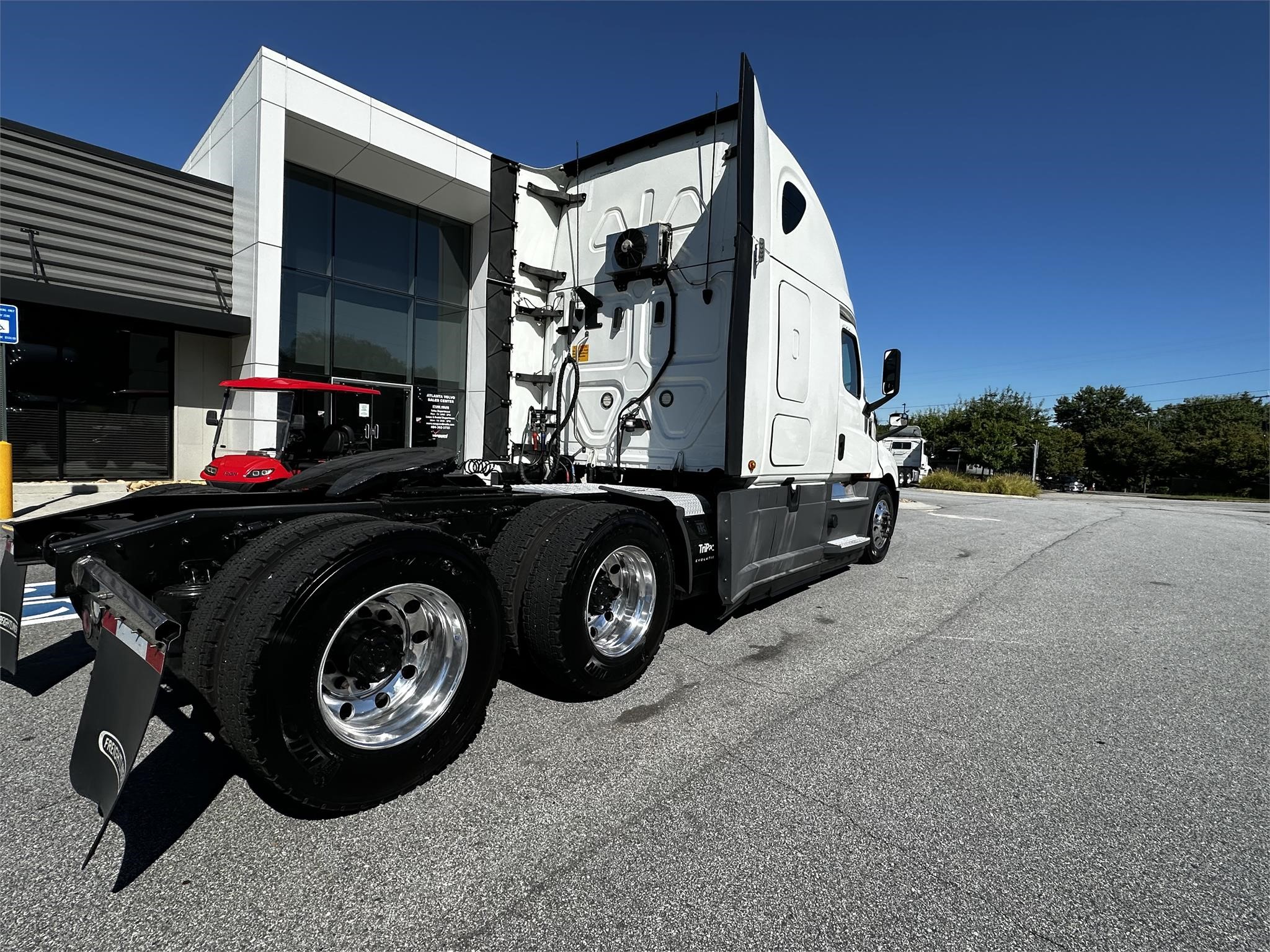 2020 FREIGHTLINER CASCADIA 126 - image 3 of 6