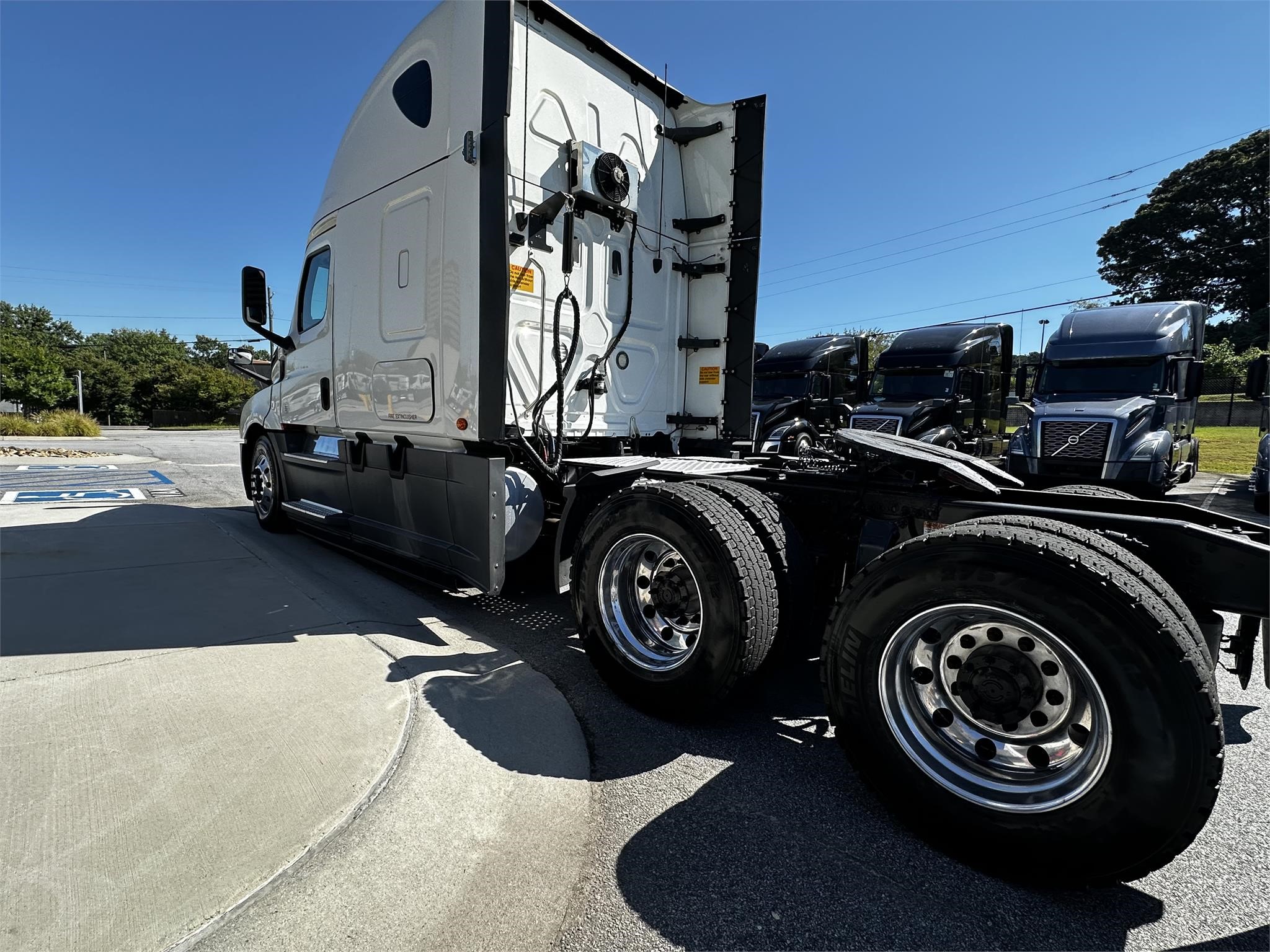 2020 FREIGHTLINER CASCADIA 126 - image 5 of 6