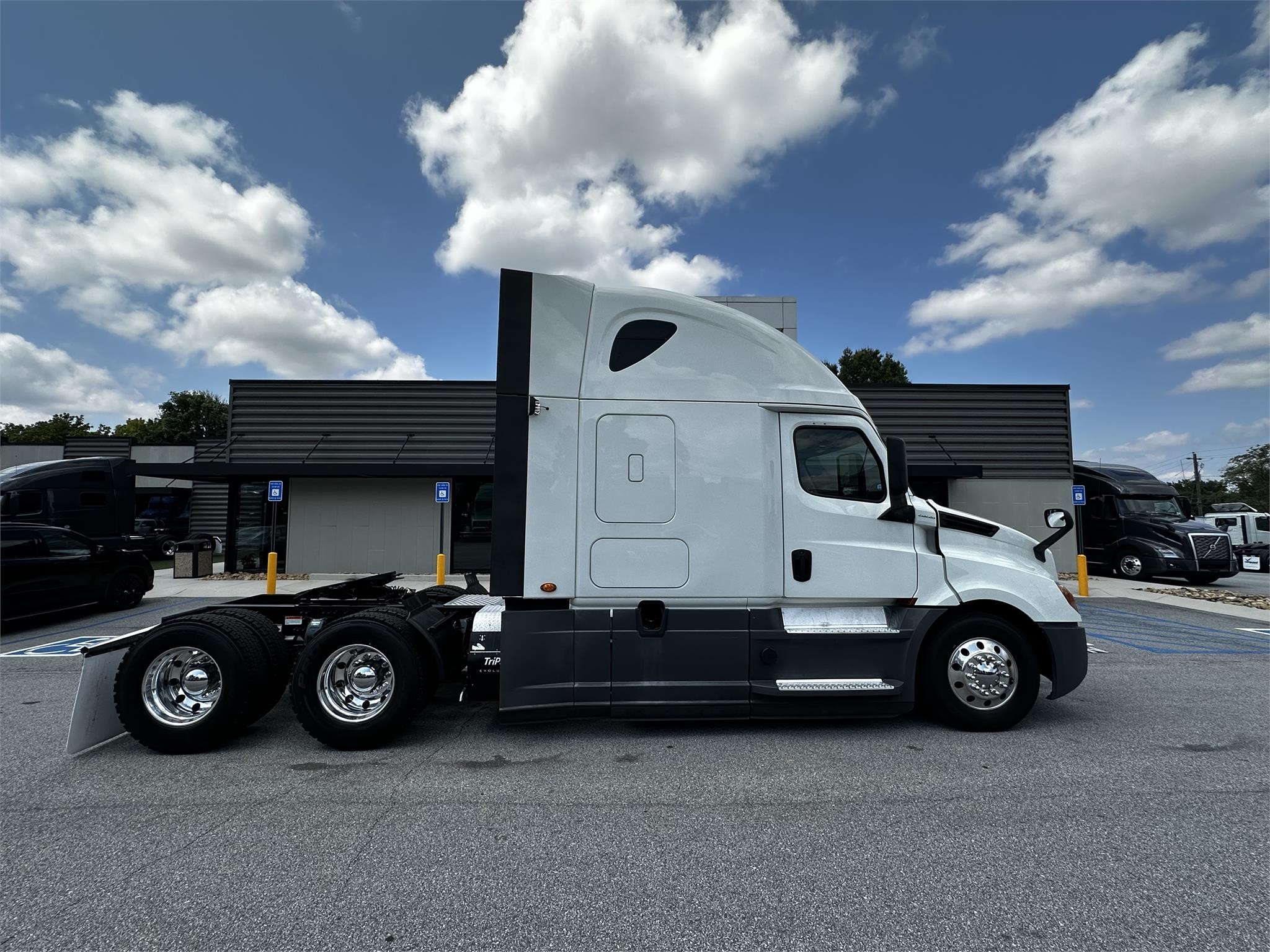 2020 FREIGHTLINER CASCADIA 126 - image 2 of 6