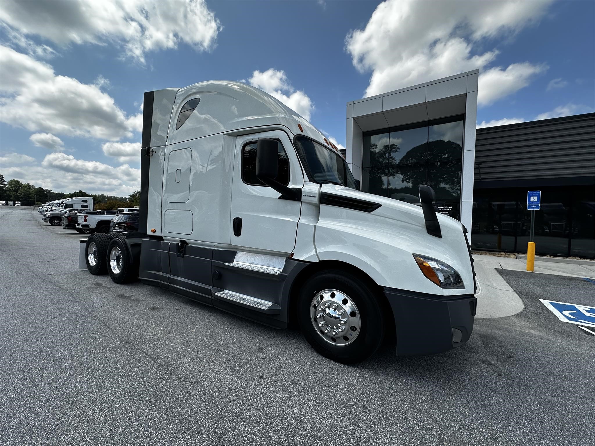 2020 FREIGHTLINER CASCADIA 126 - image 1 of 6