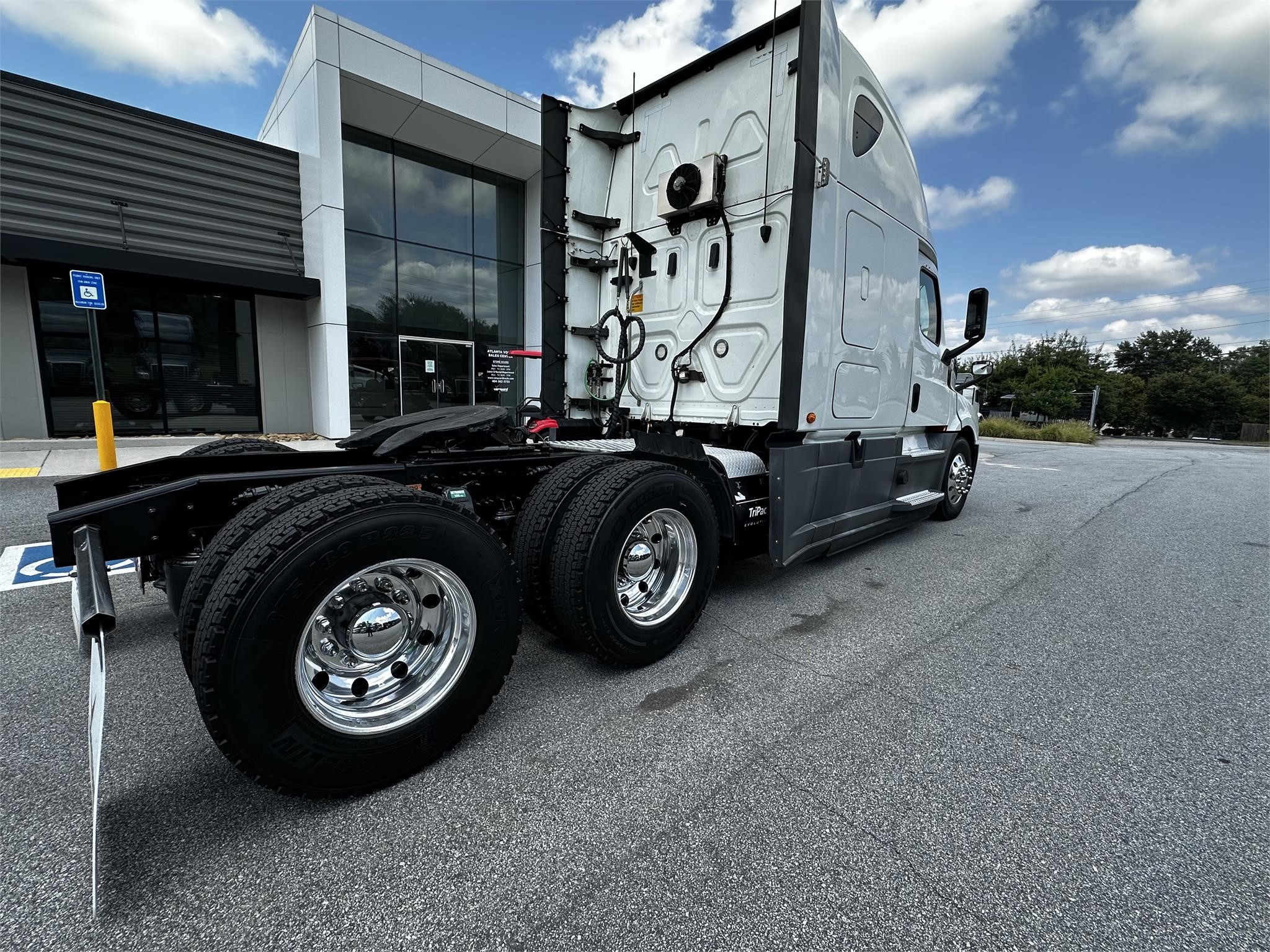 2020 FREIGHTLINER CASCADIA 126 - image 3 of 6