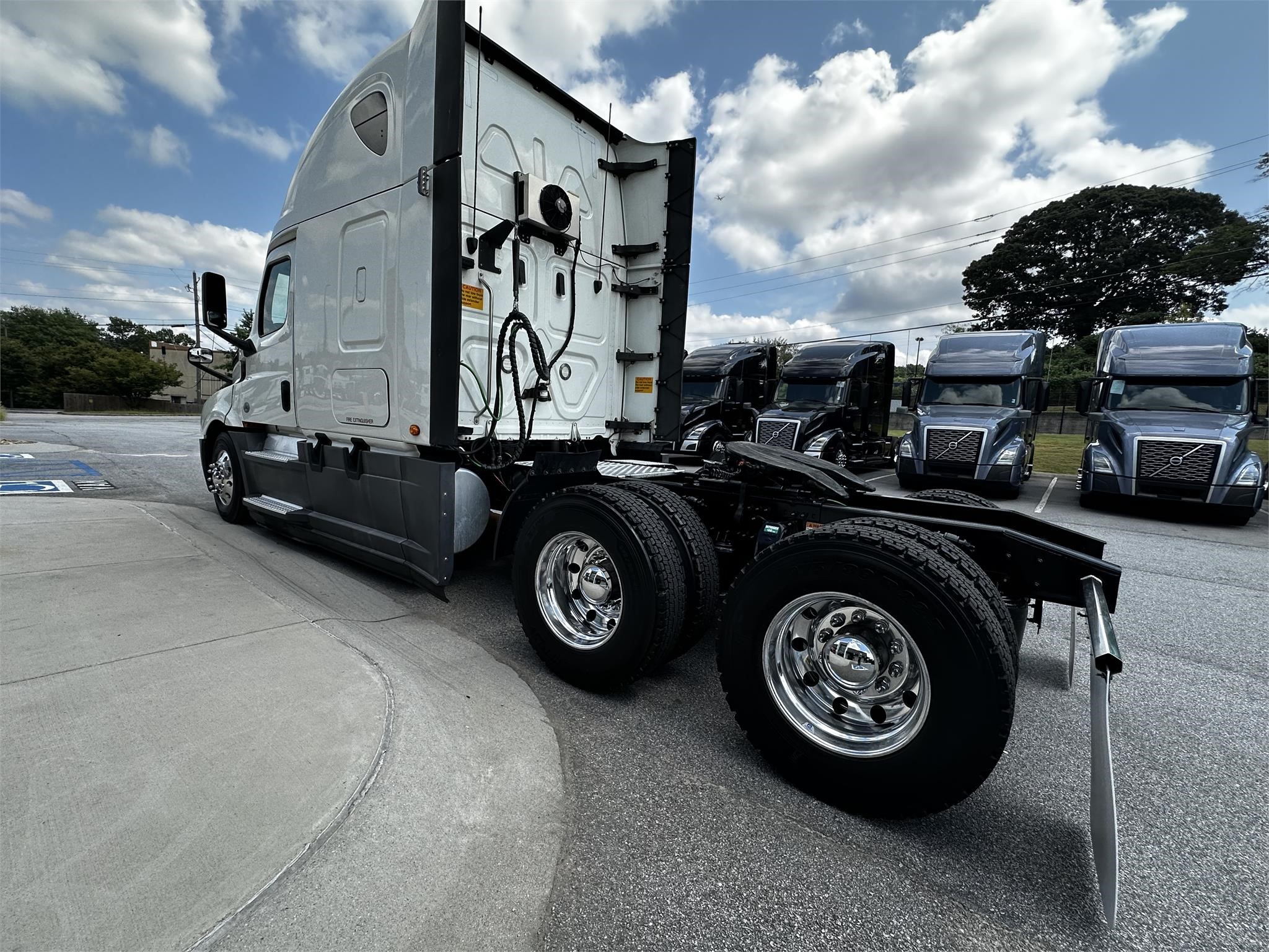 2020 FREIGHTLINER CASCADIA 126 - image 5 of 6