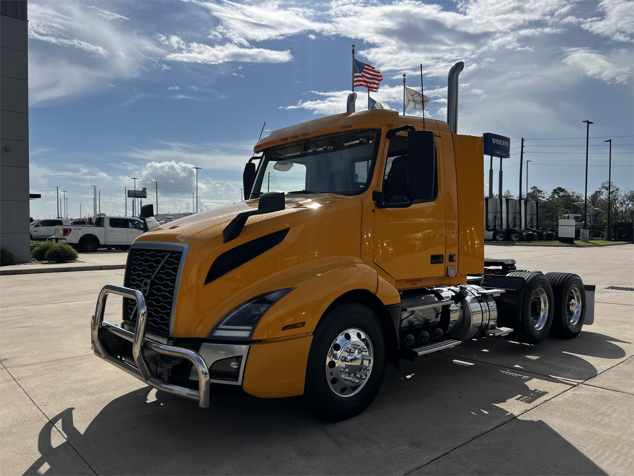 2020 VOLVO VNL62T300 - image 1 of 6