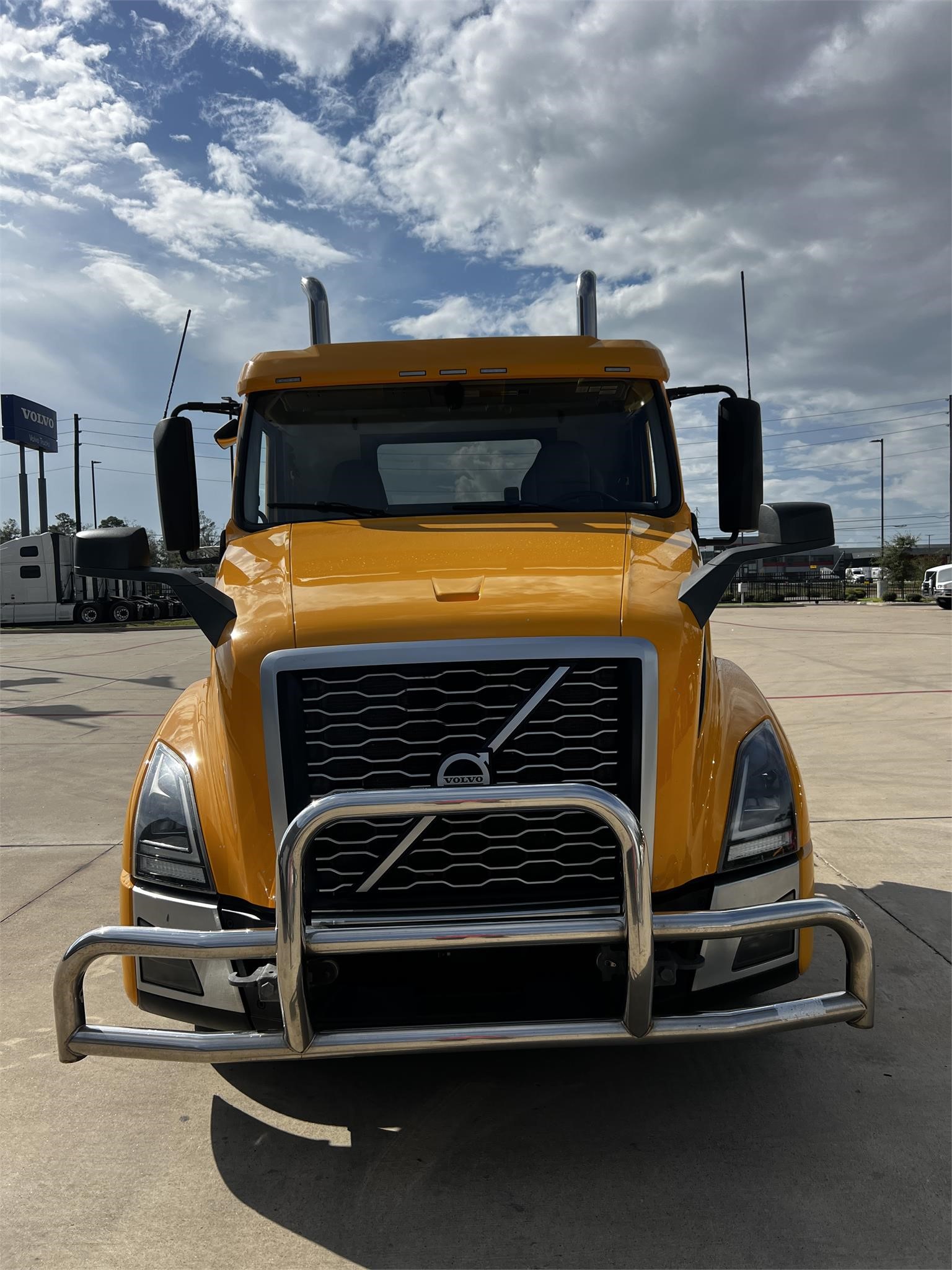 2020 VOLVO VNL62T300 - image 2 of 6