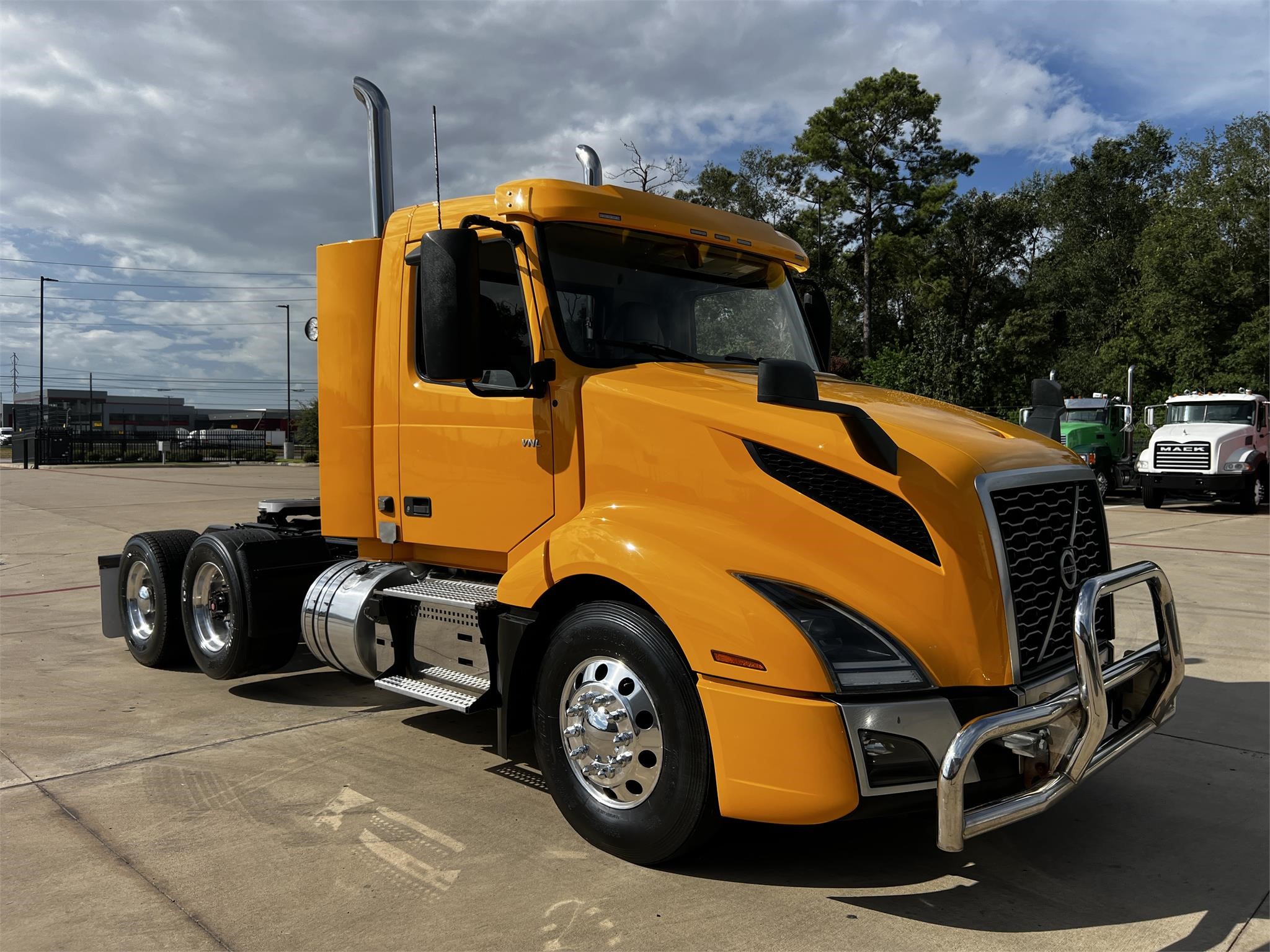 2020 VOLVO VNL62T300 - image 3 of 6