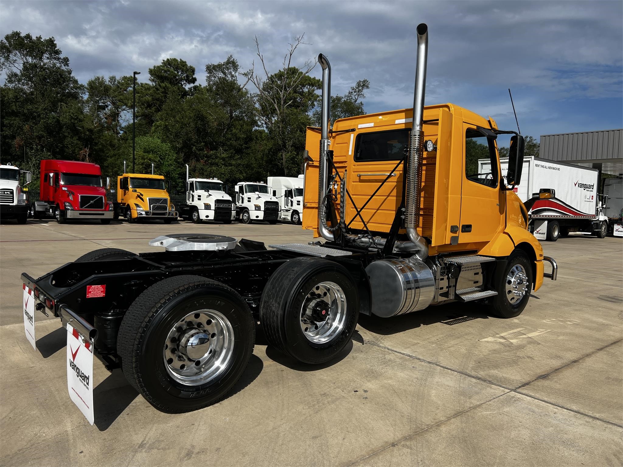 2020 VOLVO VNL62T300 - image 4 of 6