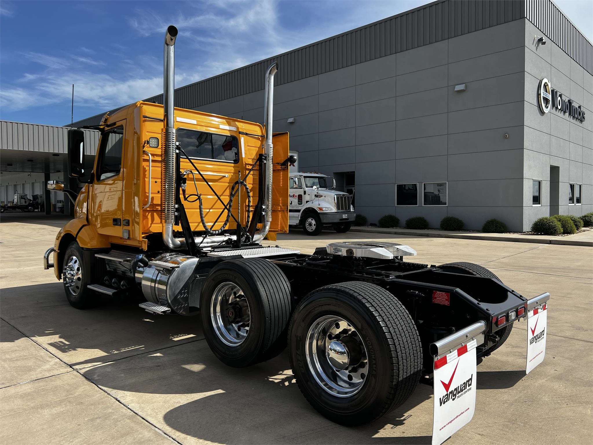 2020 VOLVO VNL62T300 - image 6 of 6