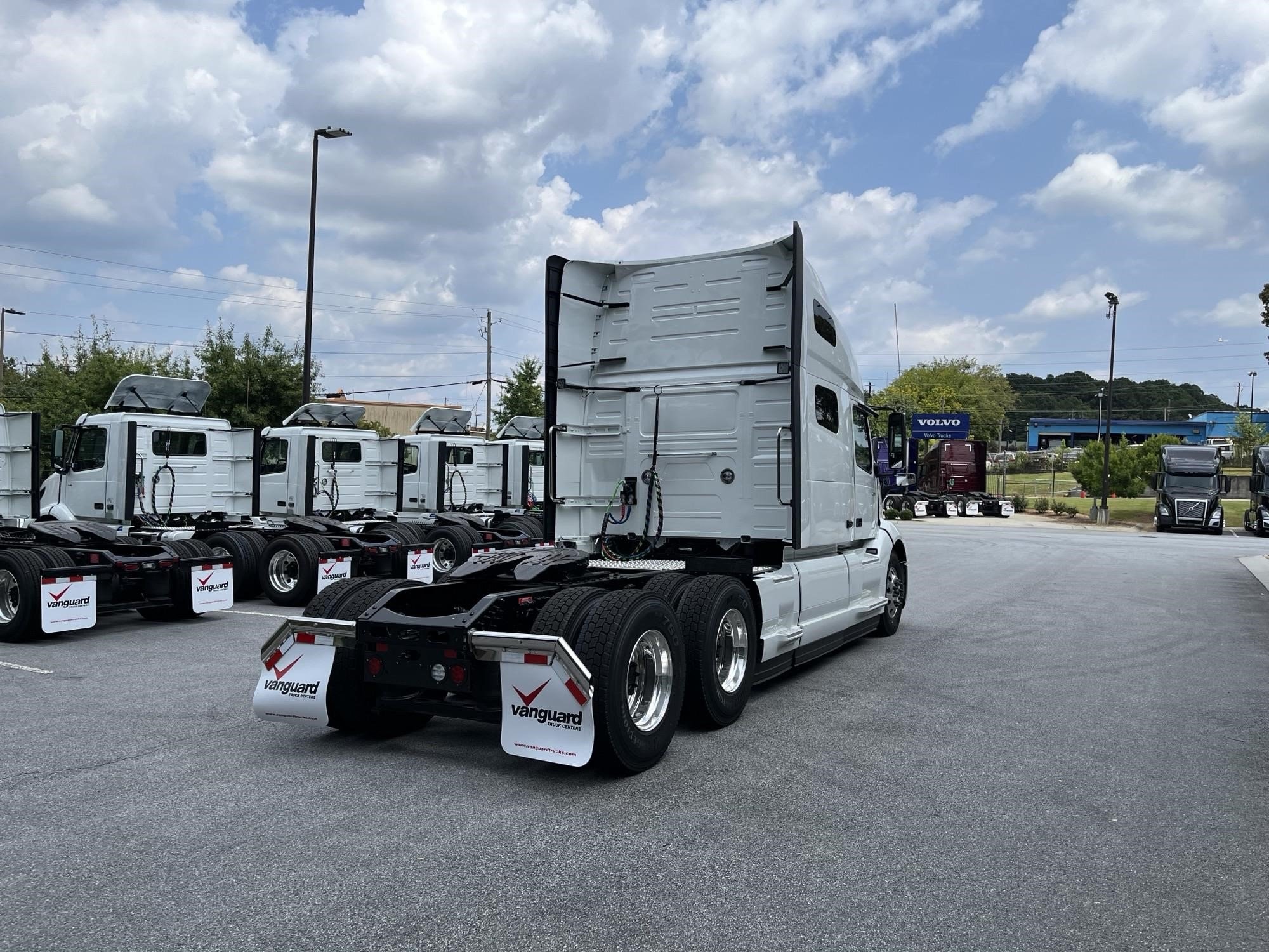 2025 VOLVO VNL64T760 - image 3 of 6