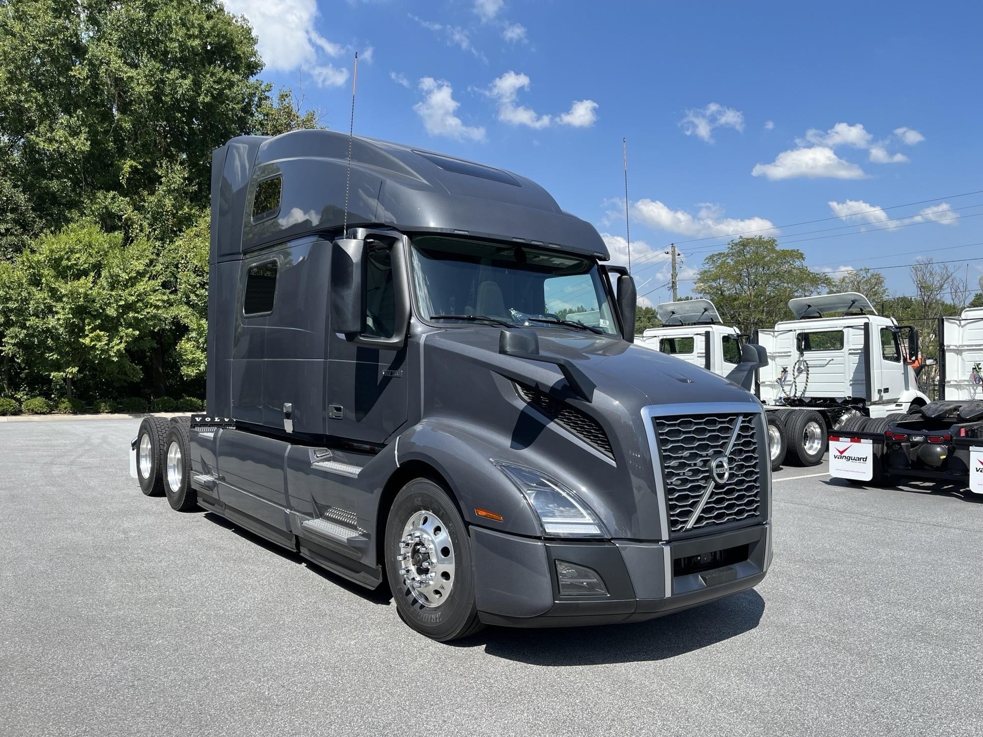 2025 VOLVO VNL64T860 - image 1 of 5