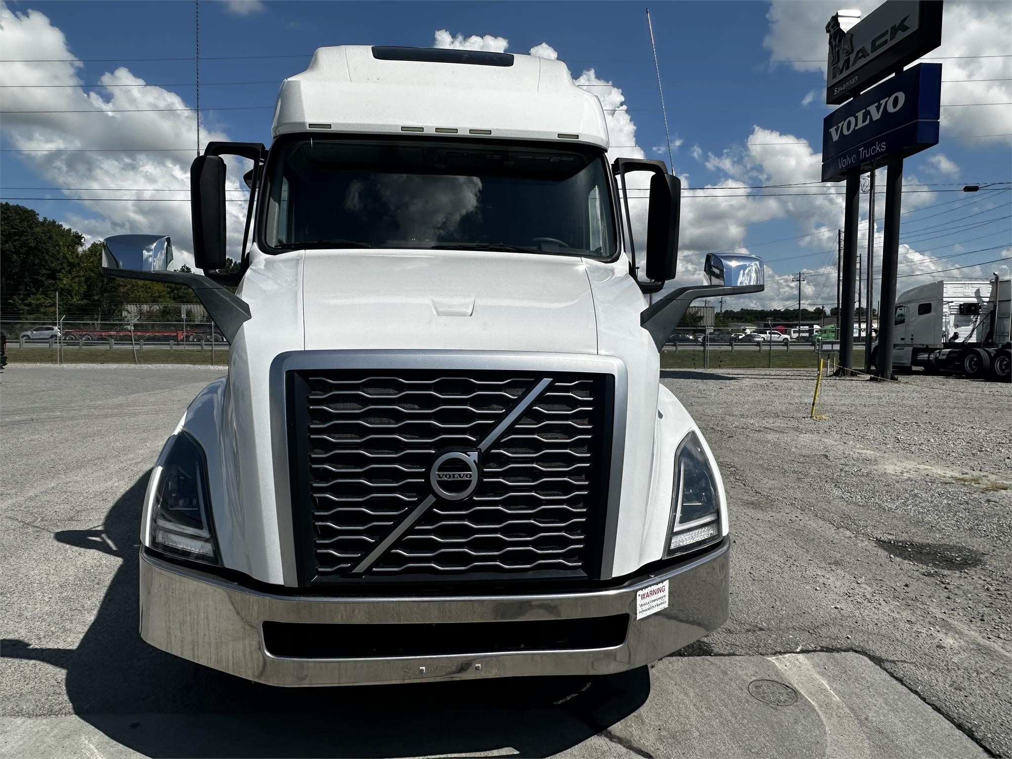 2020 VOLVO VNL64T760 - image 2 of 6