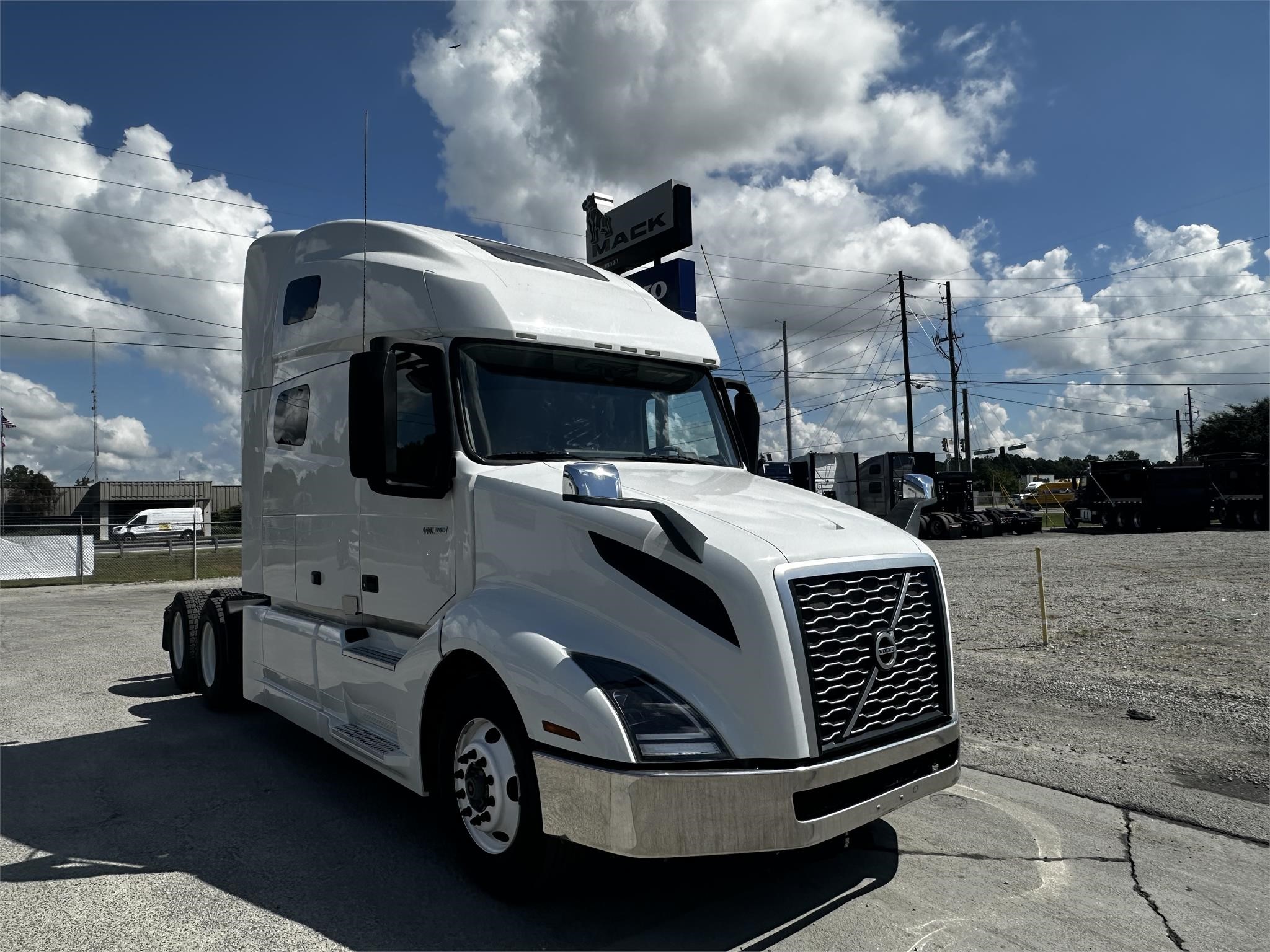 2020 VOLVO VNL64T760 - image 3 of 6