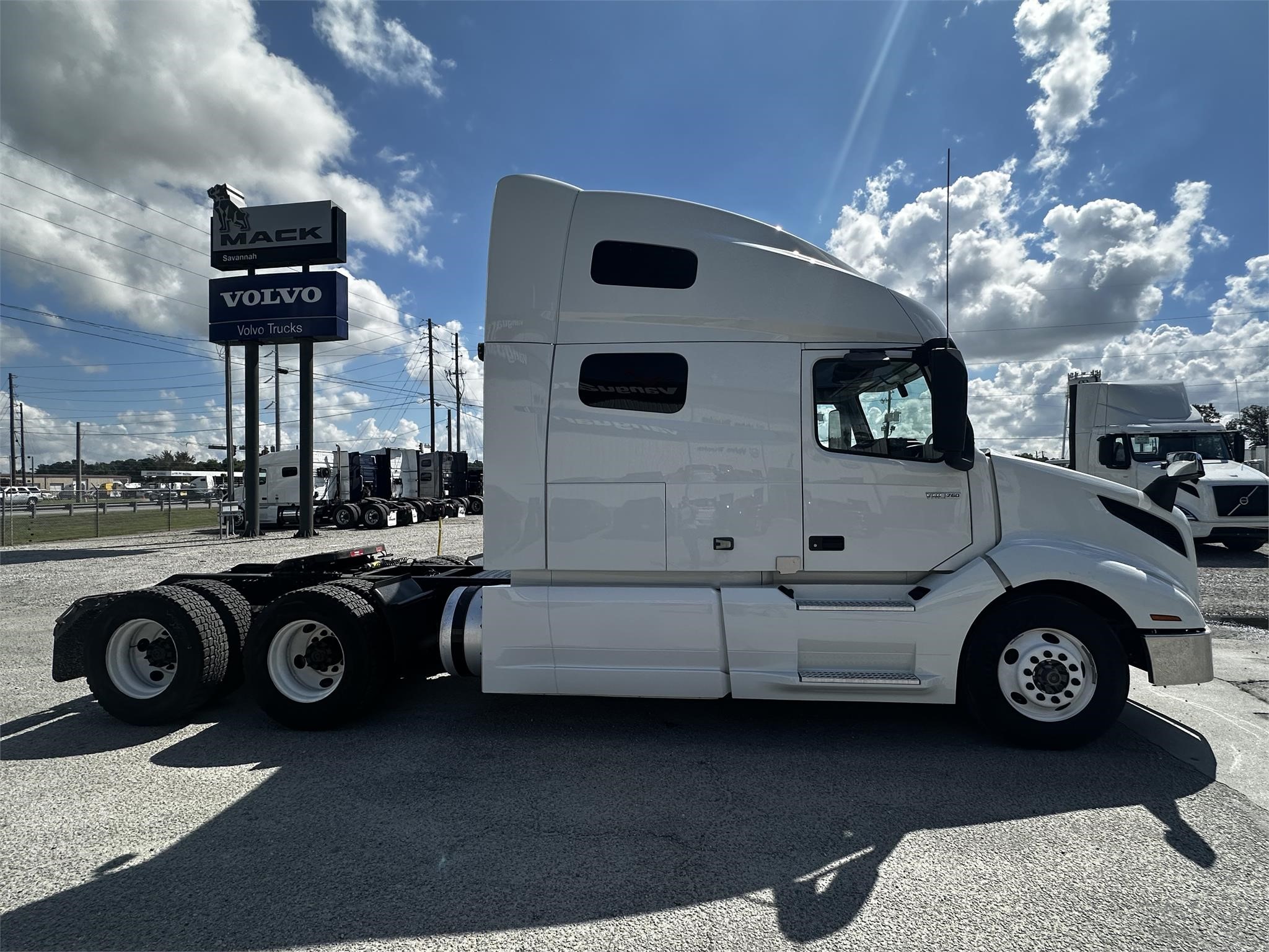 2020 VOLVO VNL64T760 - image 4 of 6