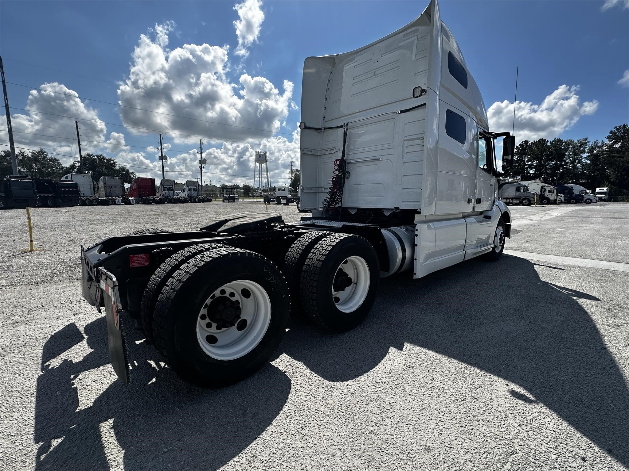 2020 VOLVO VNL64T760 - image 5 of 6