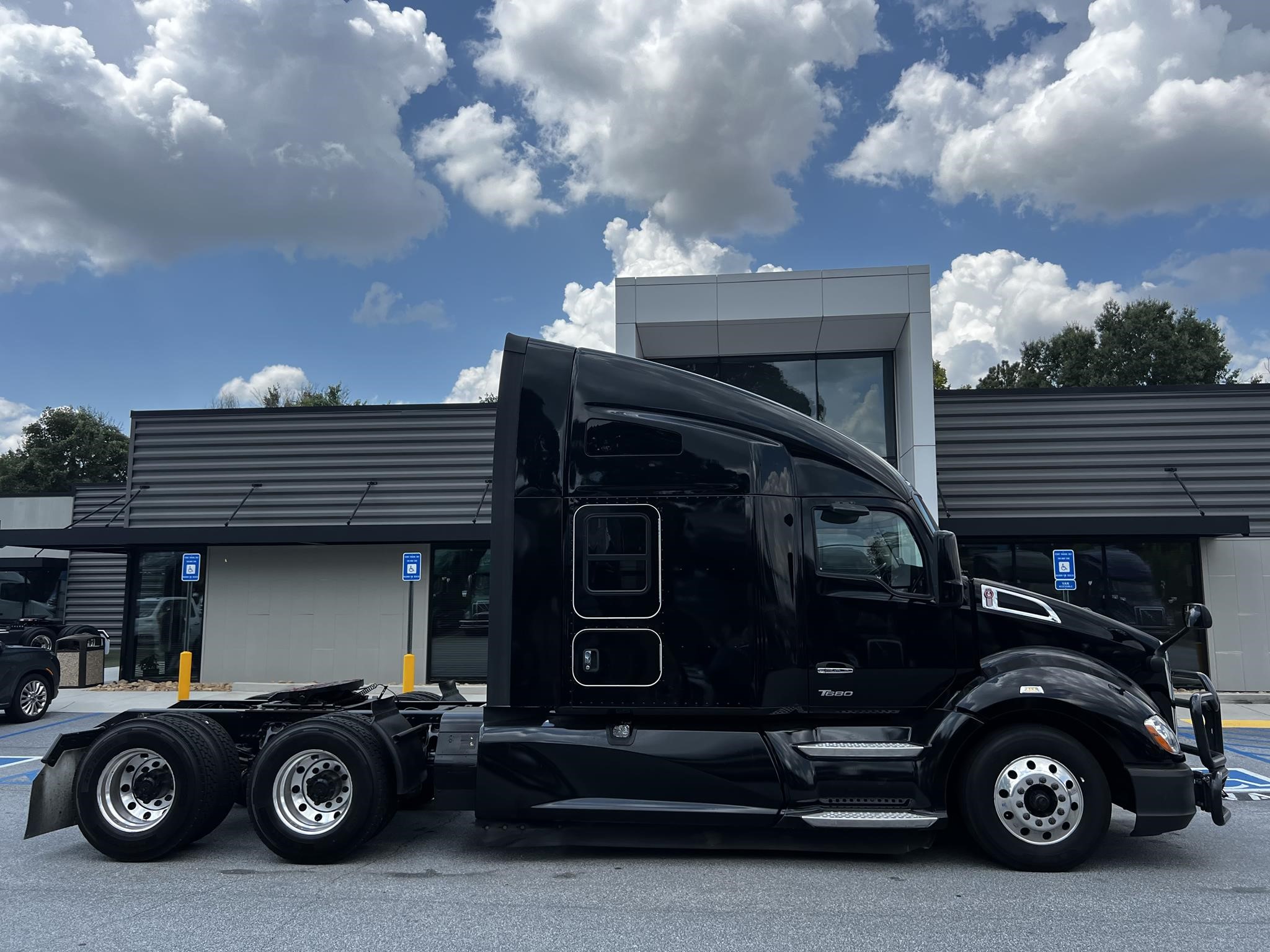 2022 KENWORTH T680 - image 2 of 6