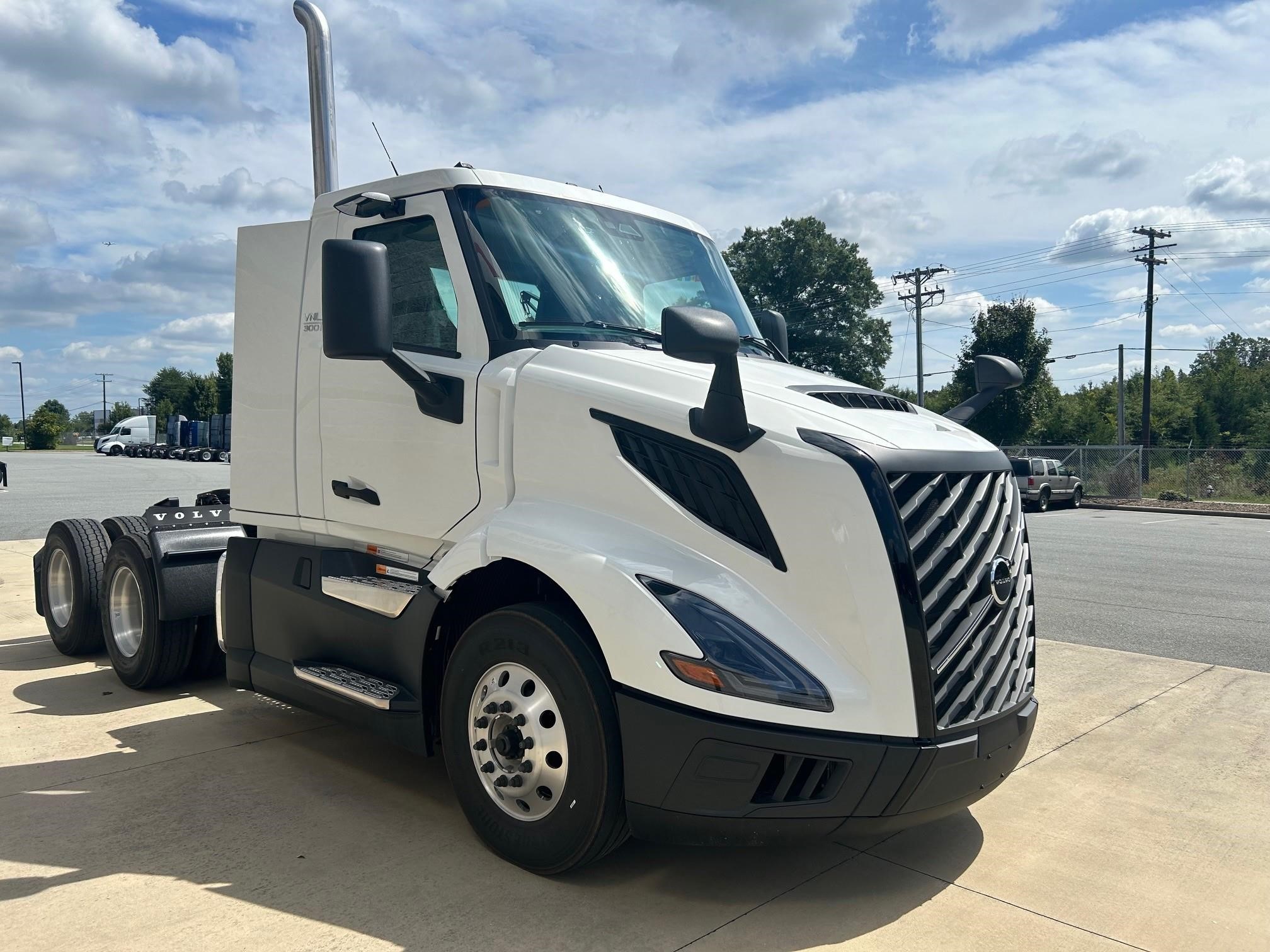 2025 VOLVO VNL64T300 - image 4 of 6