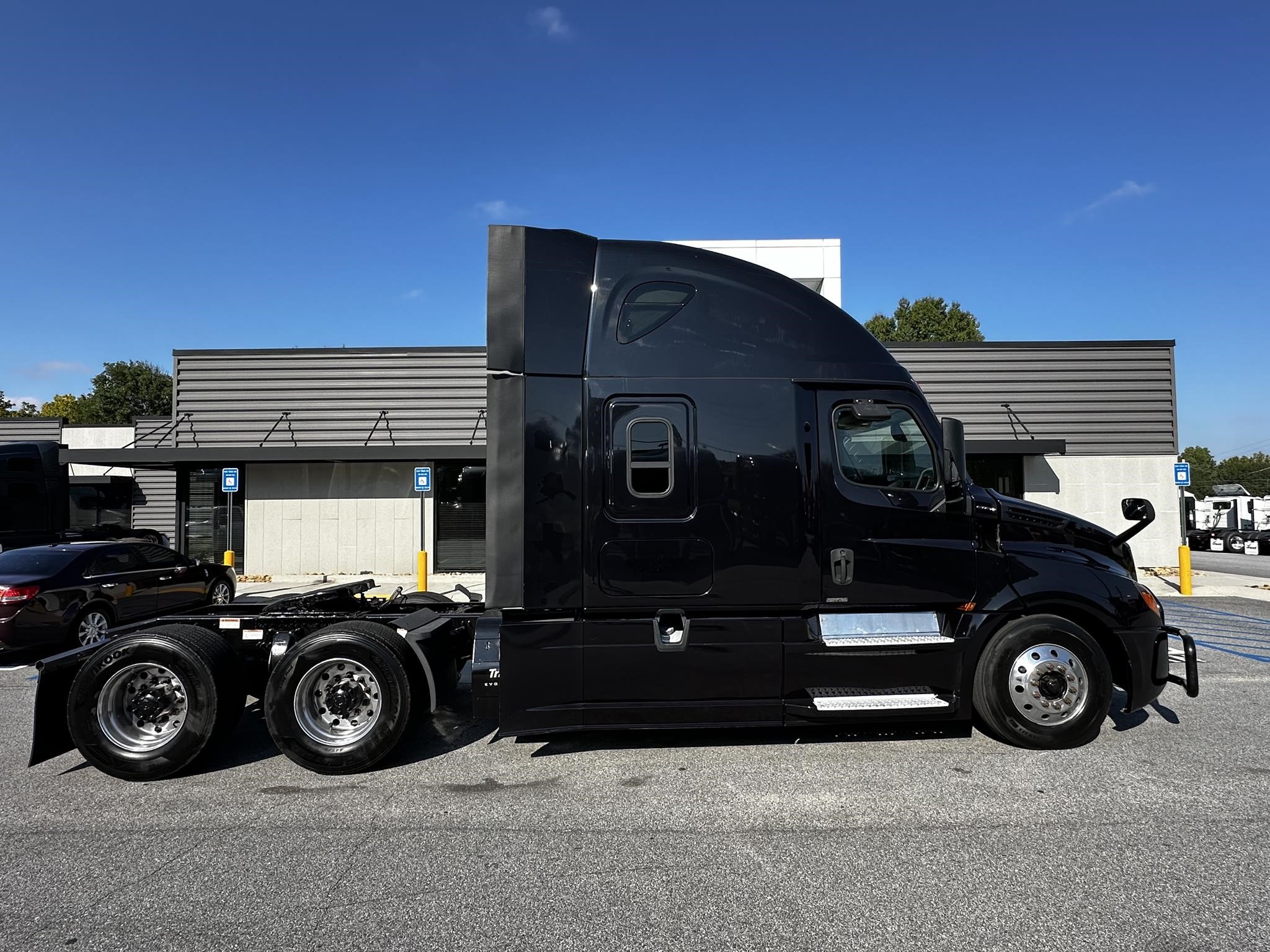 2020 FREIGHTLINER CASCADIA 126 - image 2 of 6