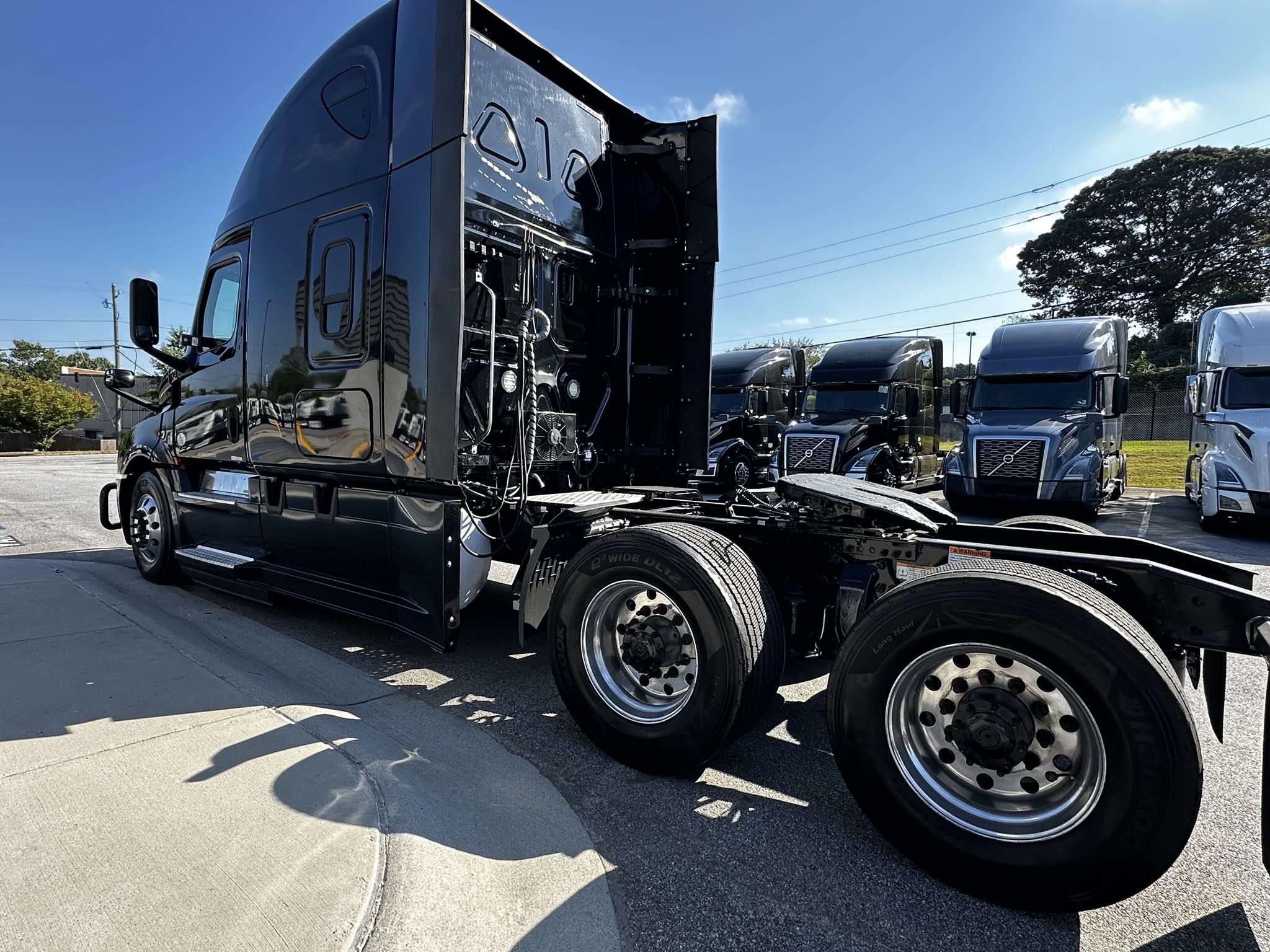 2020 FREIGHTLINER CASCADIA 126 - image 4 of 6