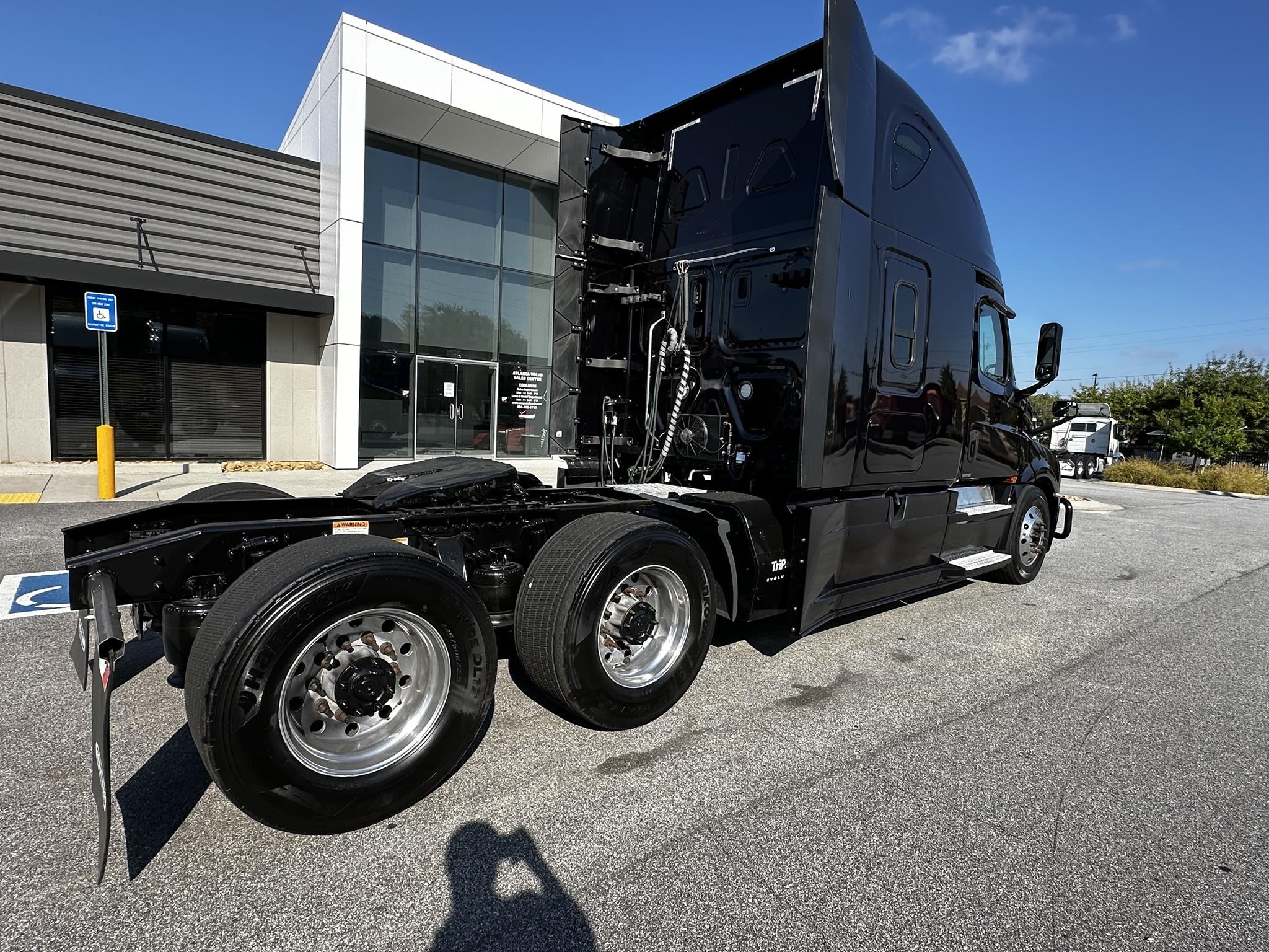 2020 FREIGHTLINER CASCADIA 126 - image 3 of 6